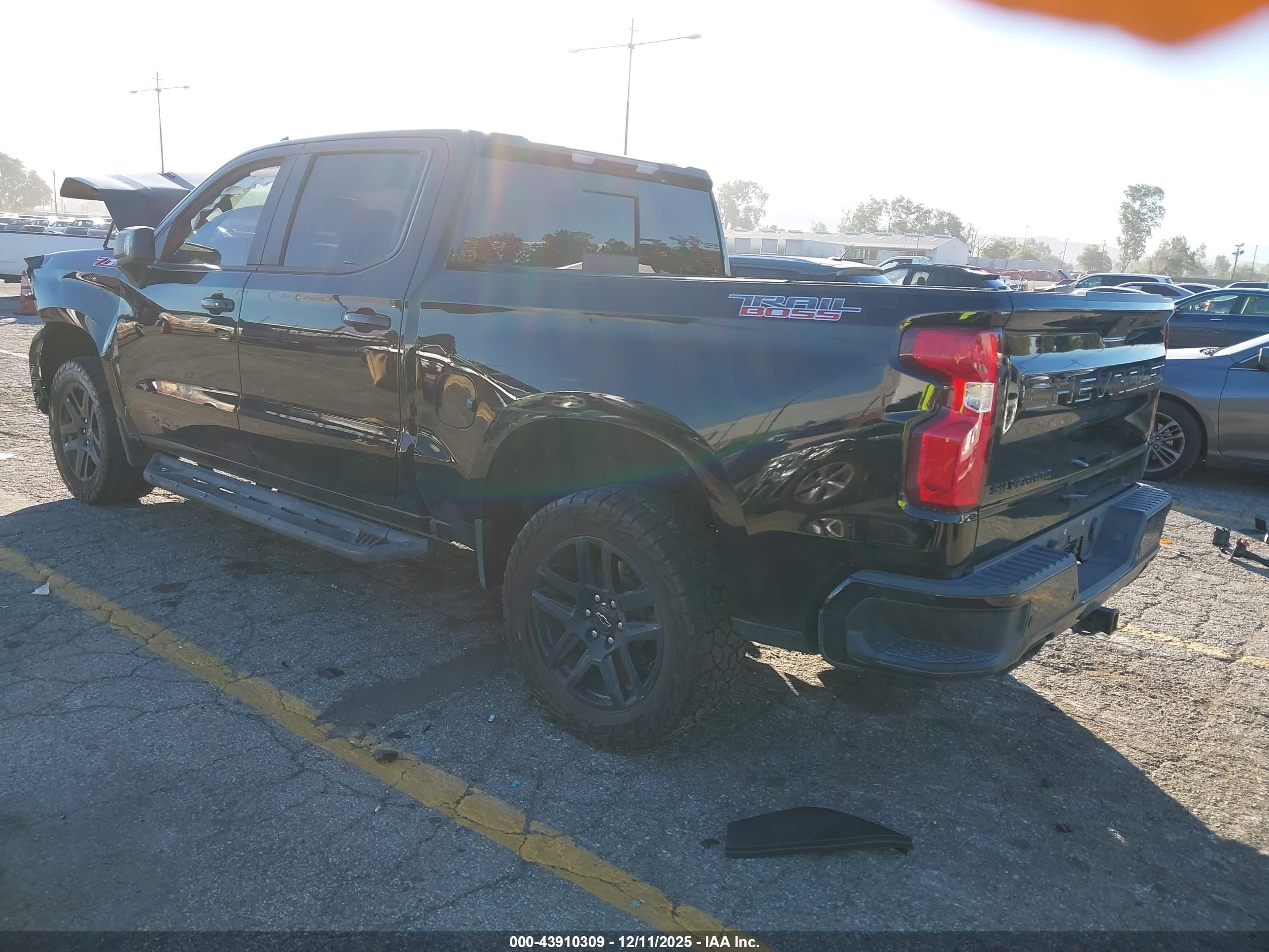 CHEVROLET SILVERADO image 3