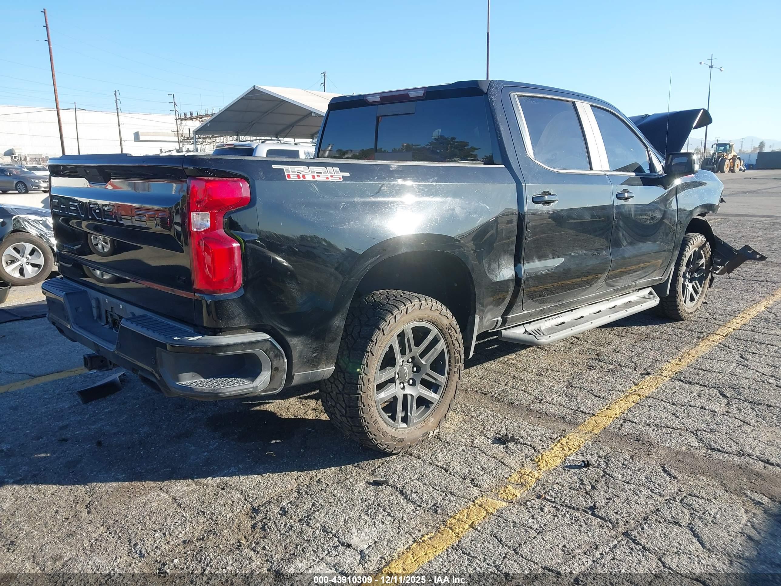 CHEVROLET SILVERADO image 4