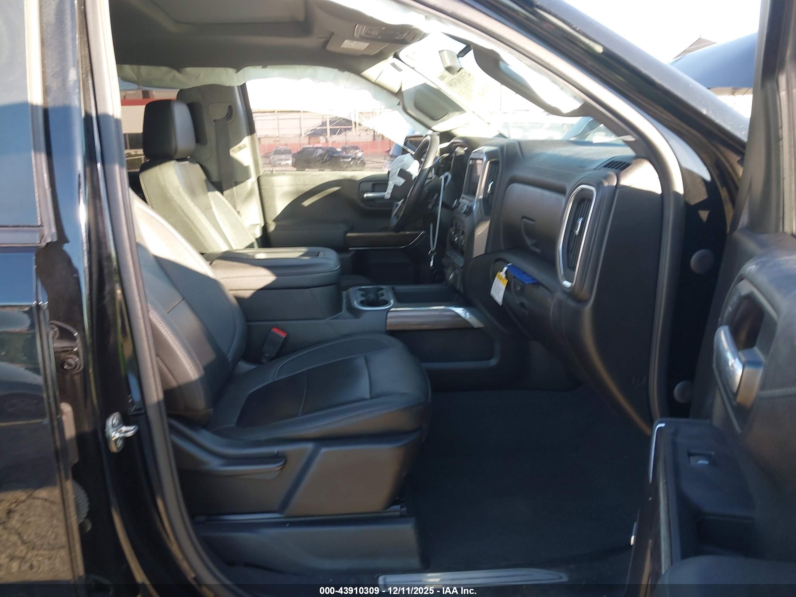 CHEVROLET SILVERADO image 5