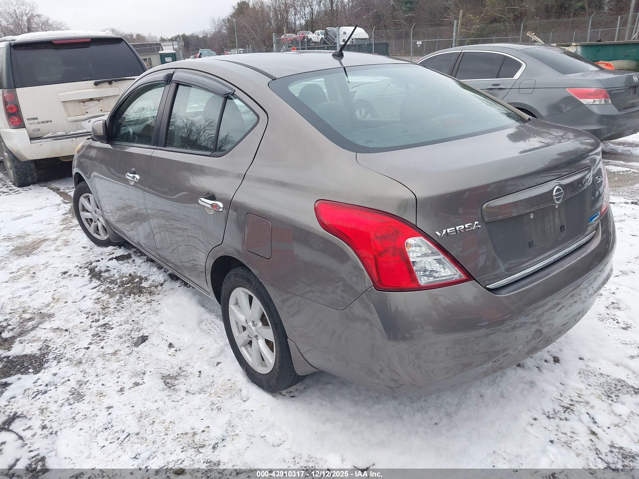 NISSAN VERSA image 3