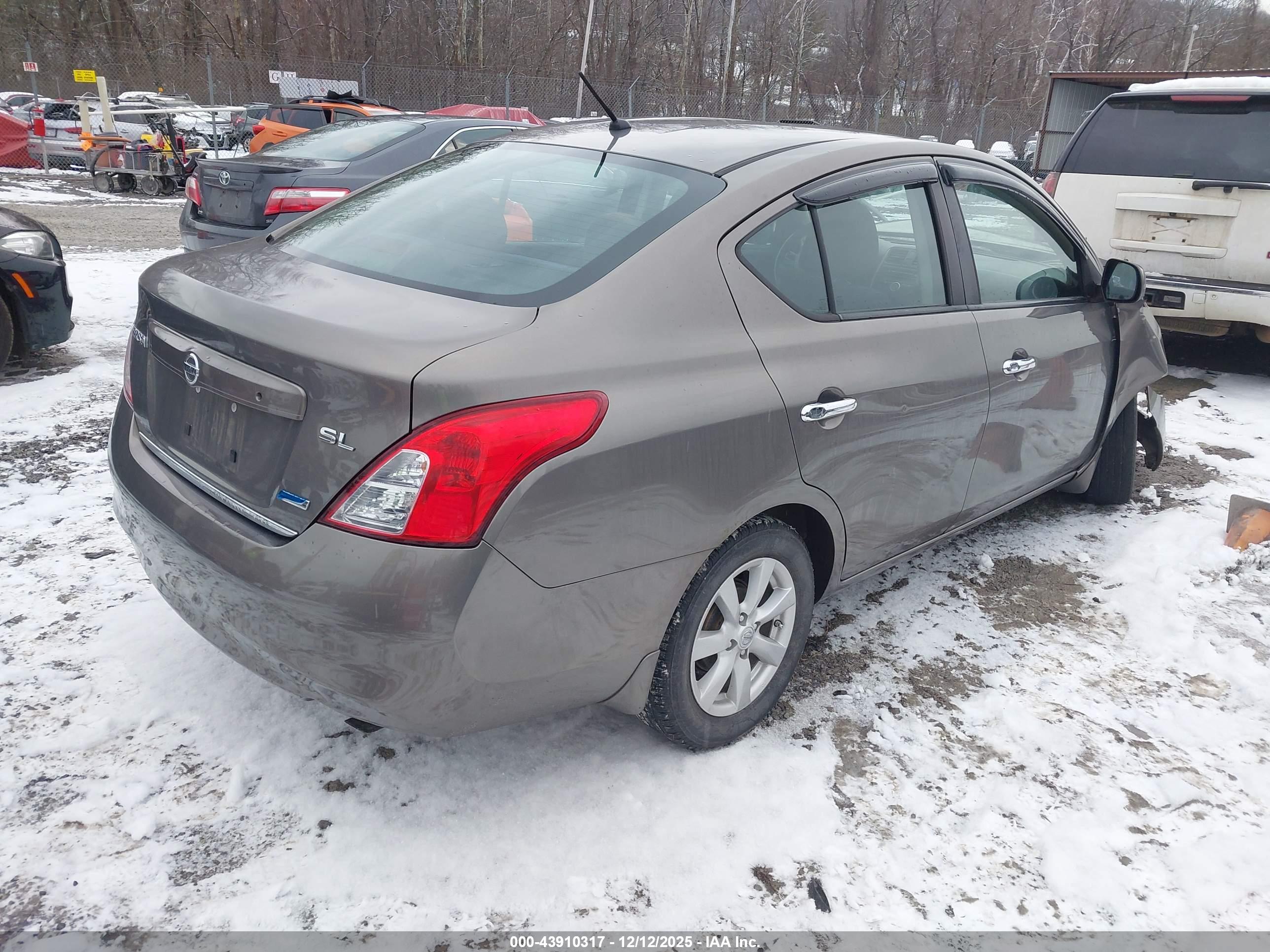 NISSAN VERSA image 4