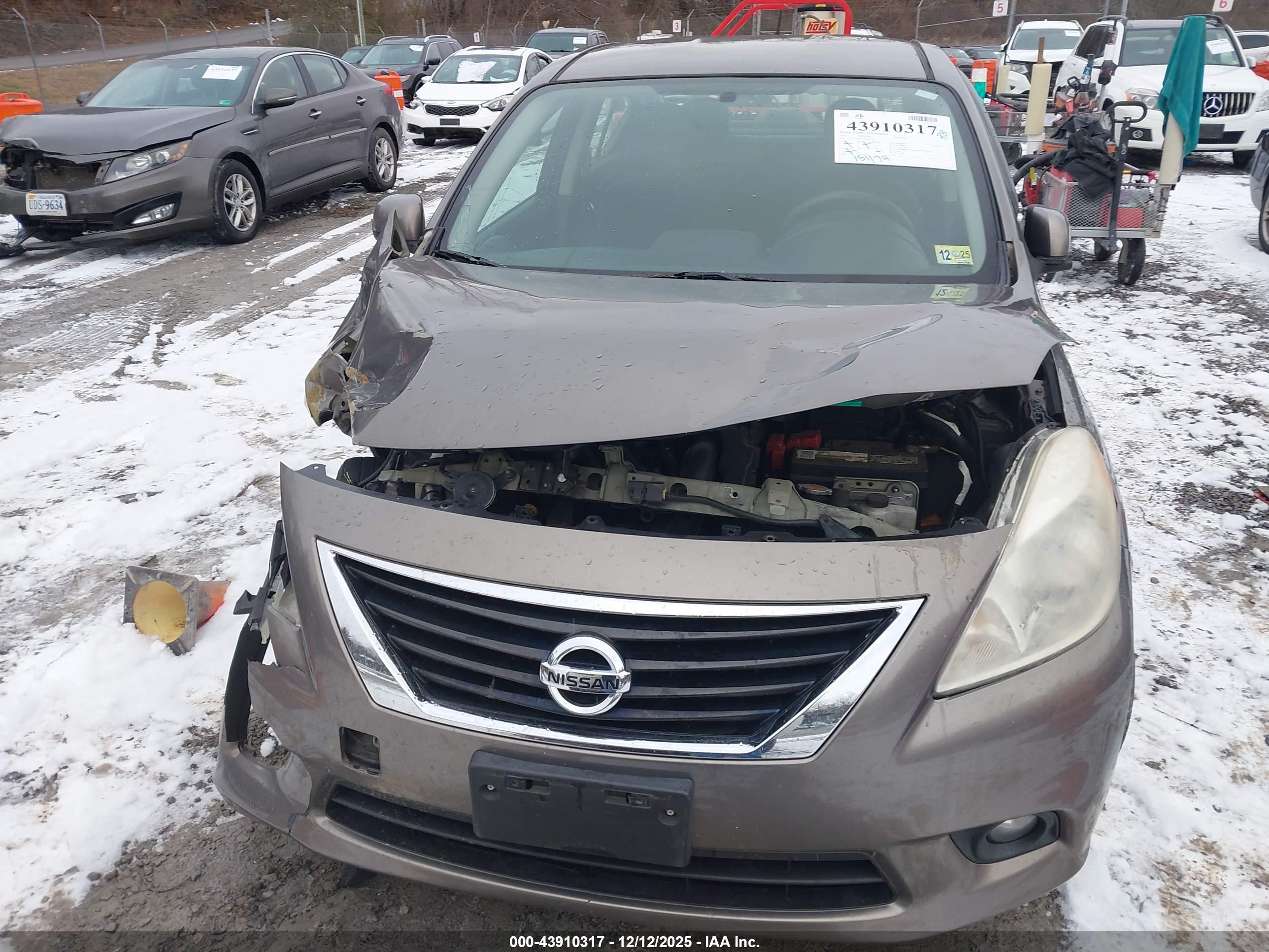 NISSAN VERSA image 6