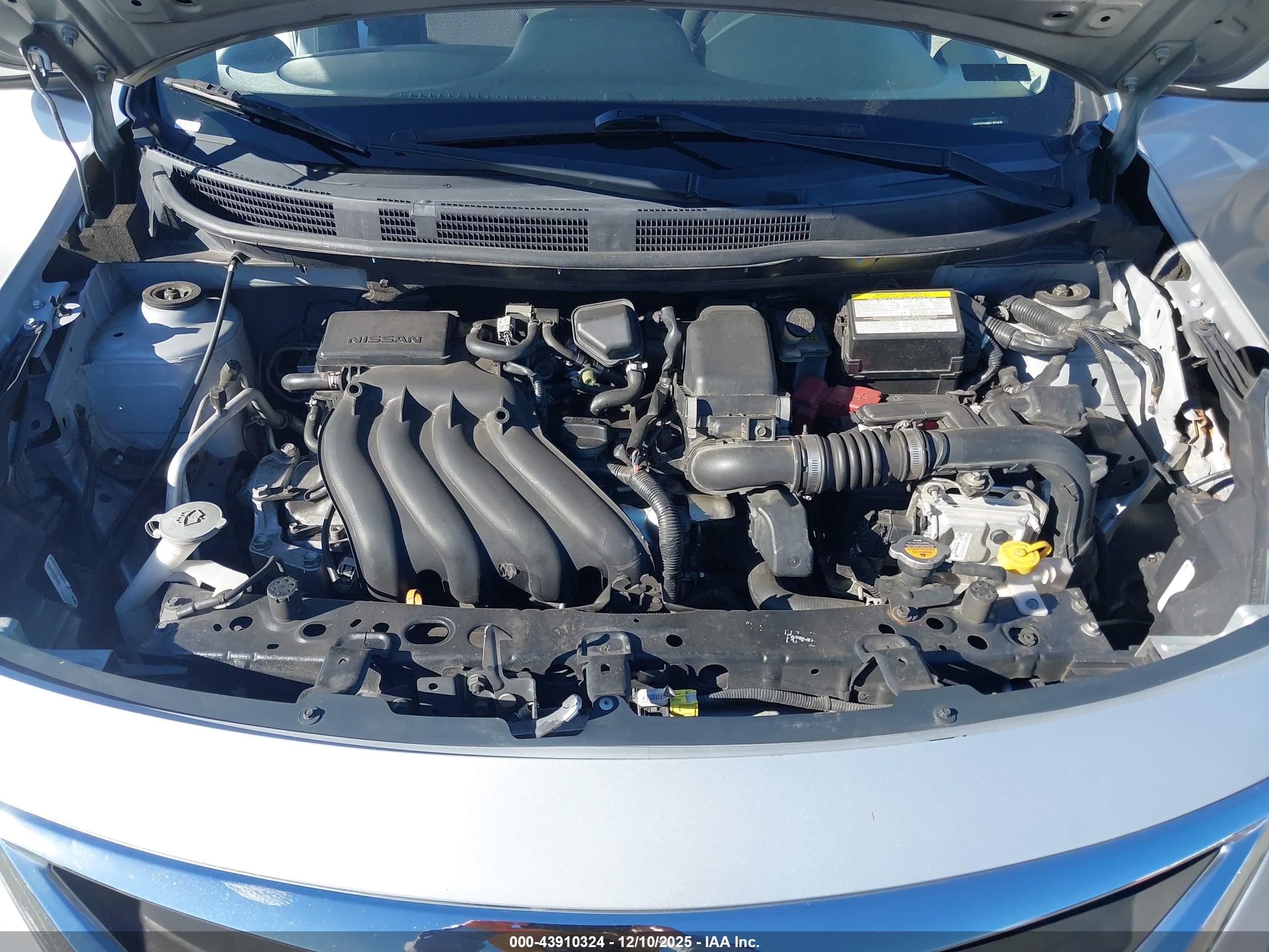 NISSAN VERSA image 10