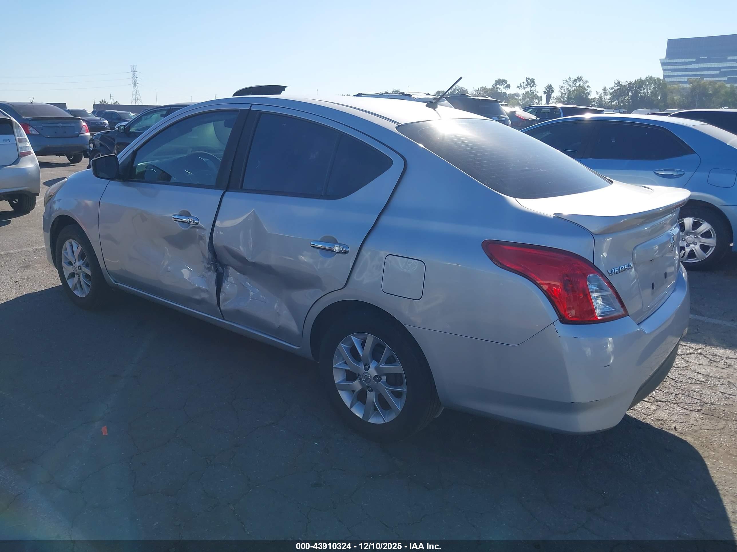 NISSAN VERSA image 3