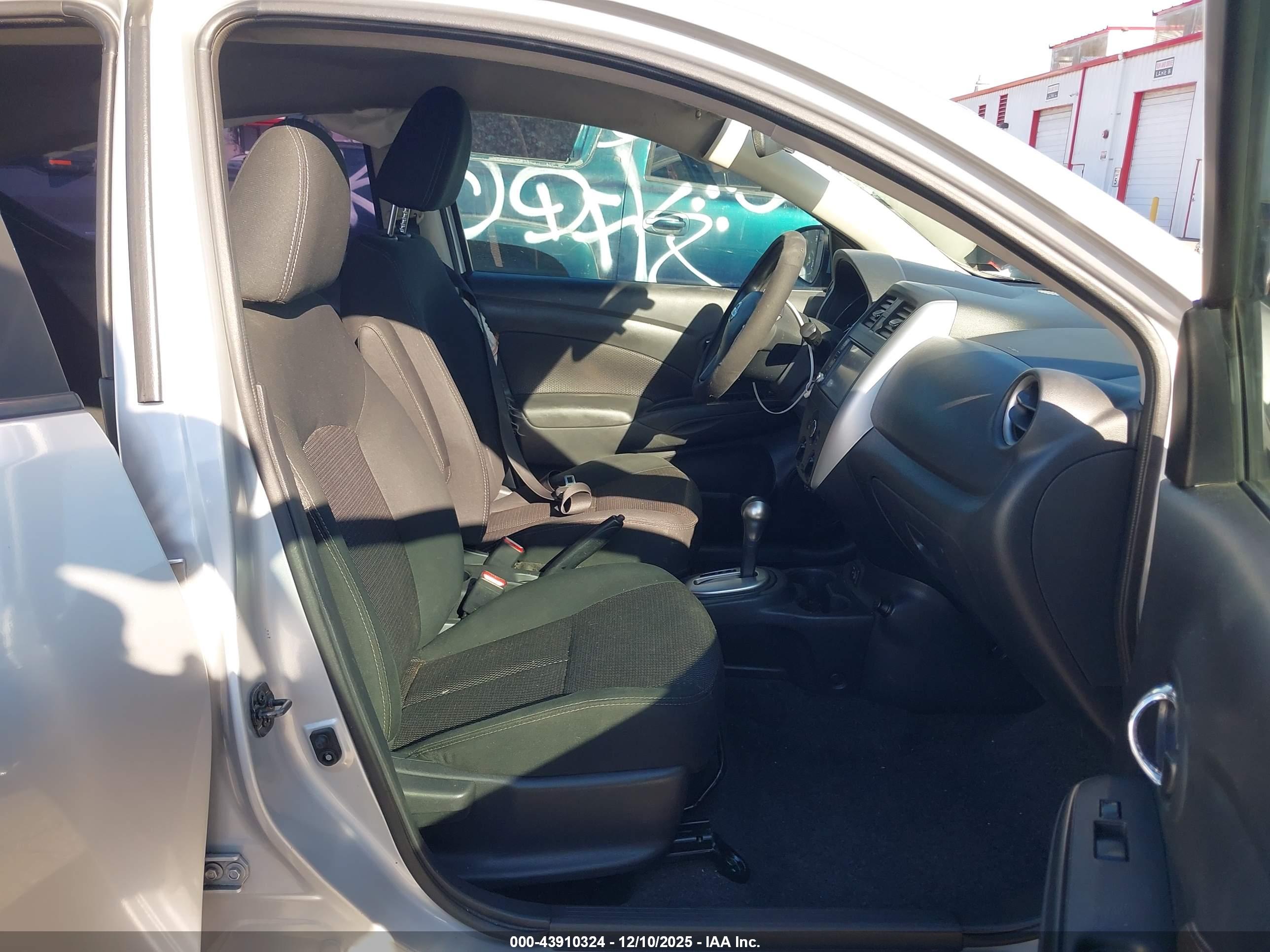 NISSAN VERSA image 5