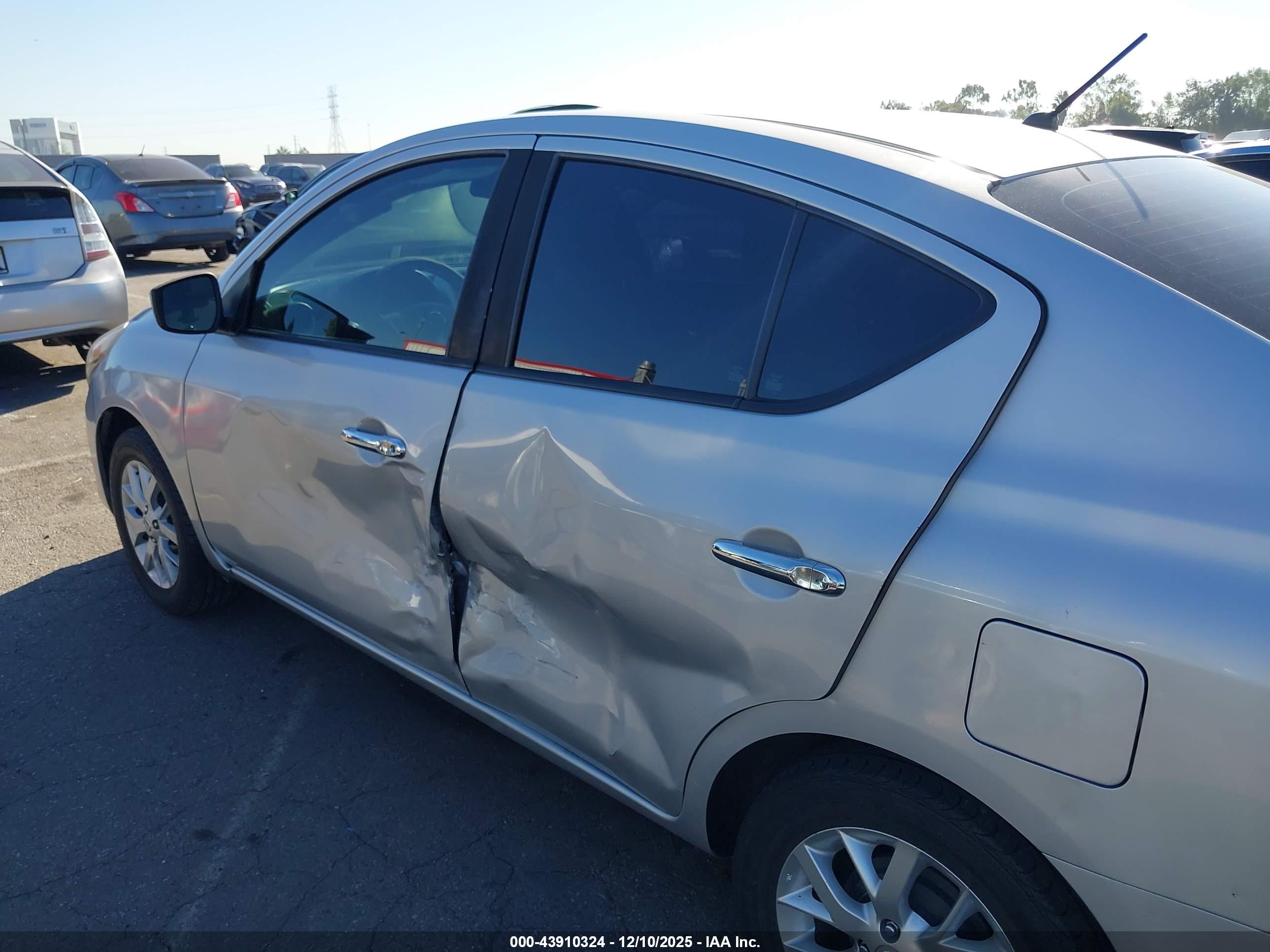 NISSAN VERSA image 6
