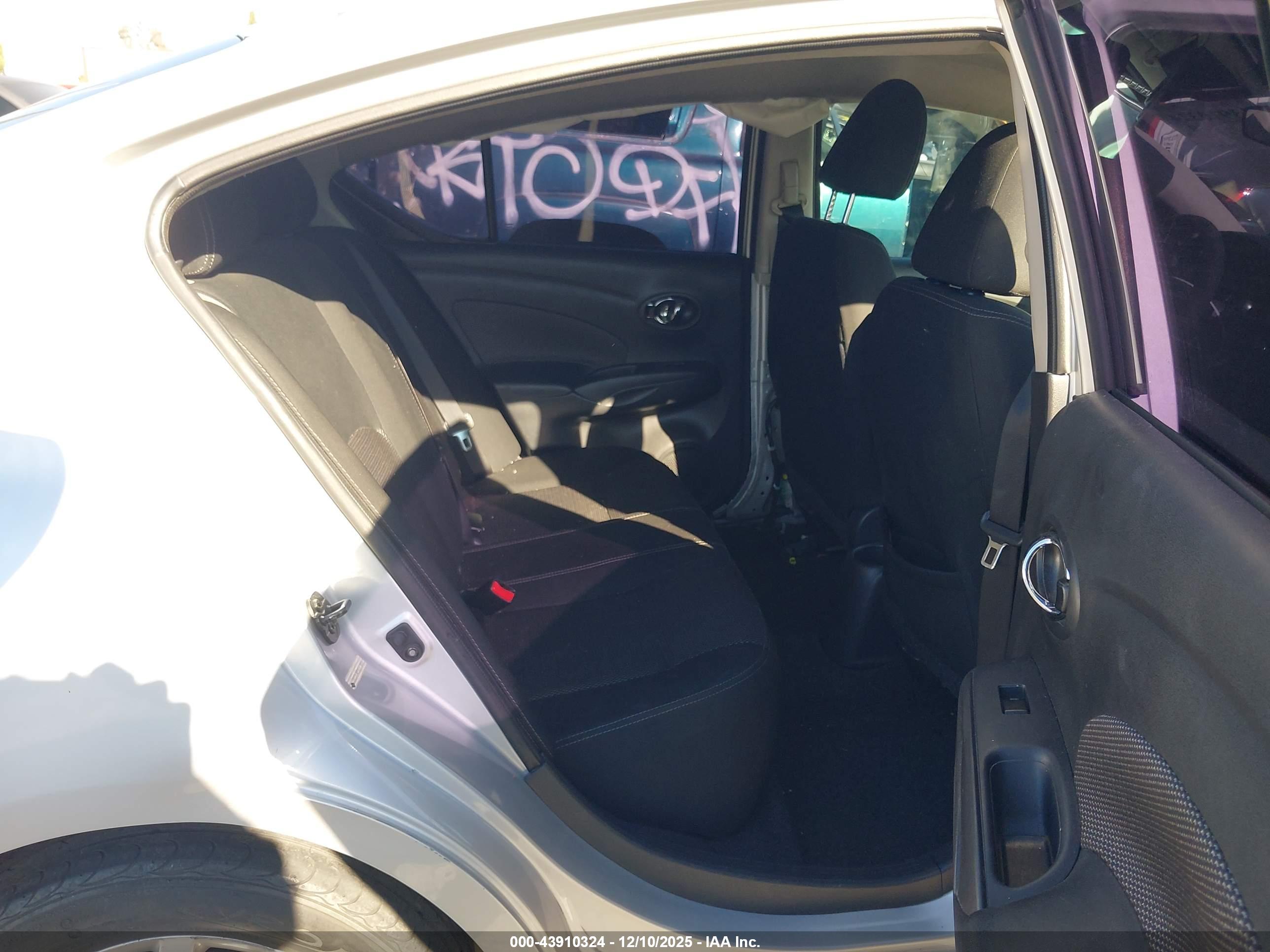 NISSAN VERSA image 8