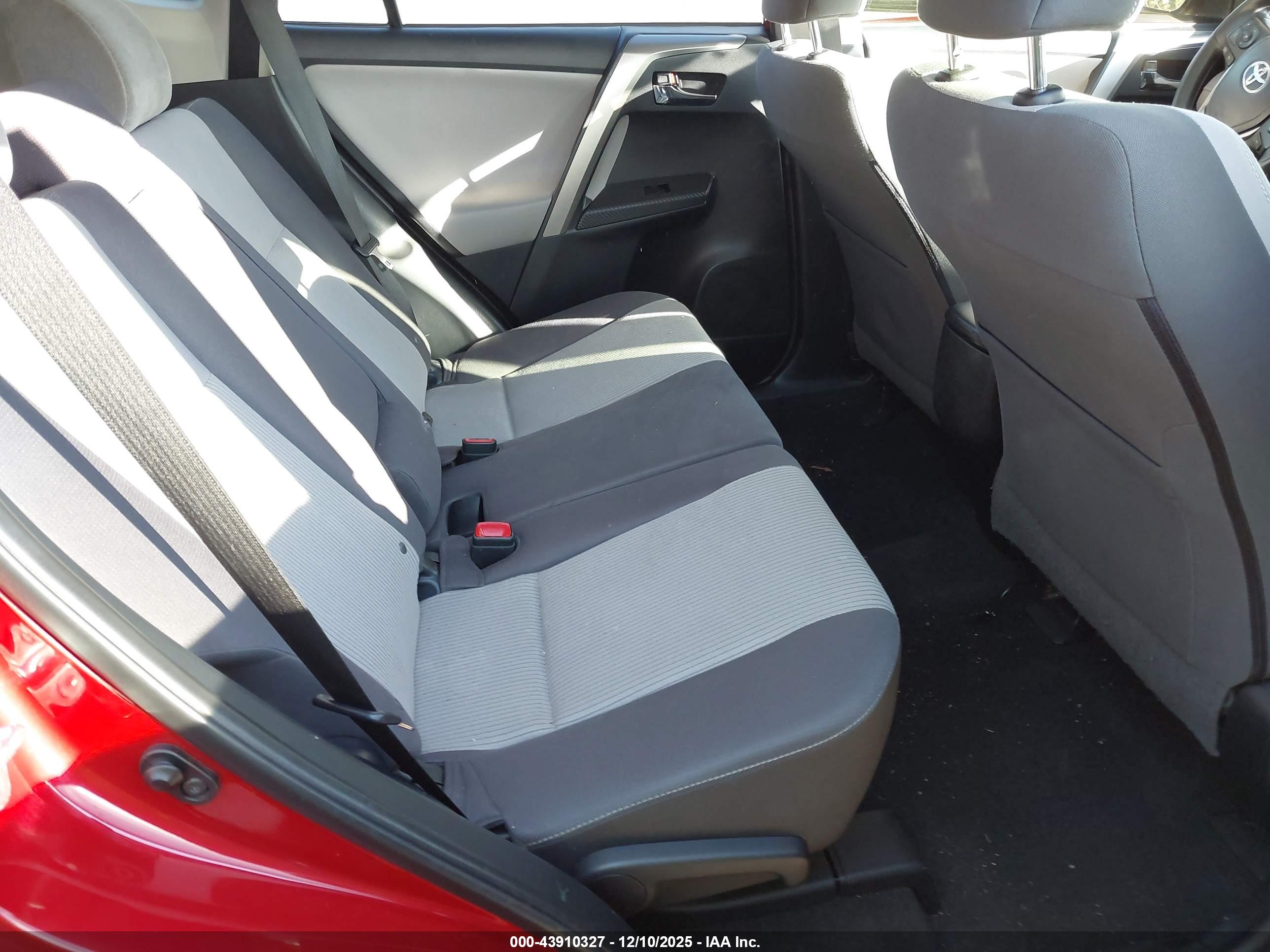 TOYOTA RAV4 image 8
