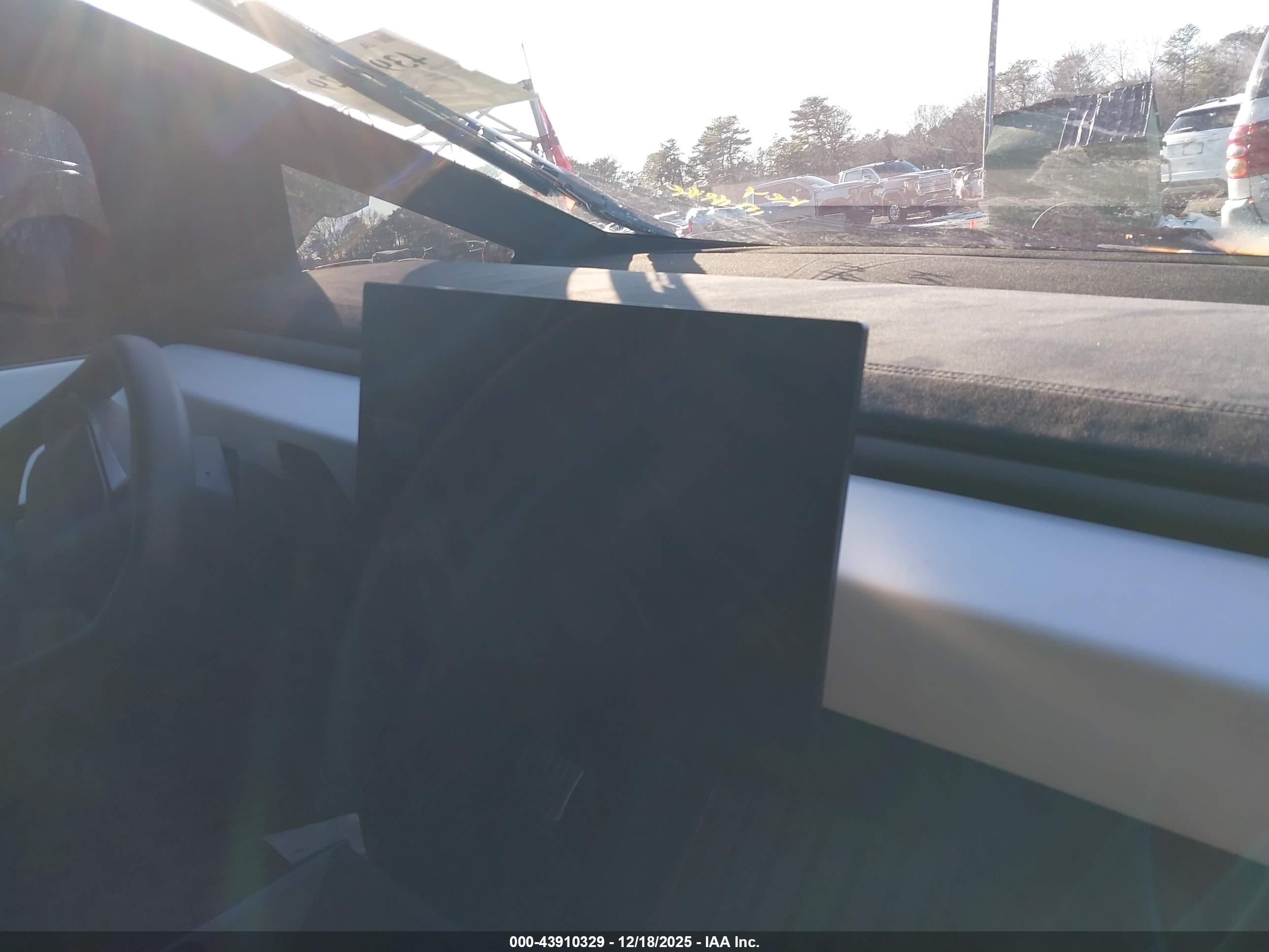 TESLA CYBERTRUCK image 7