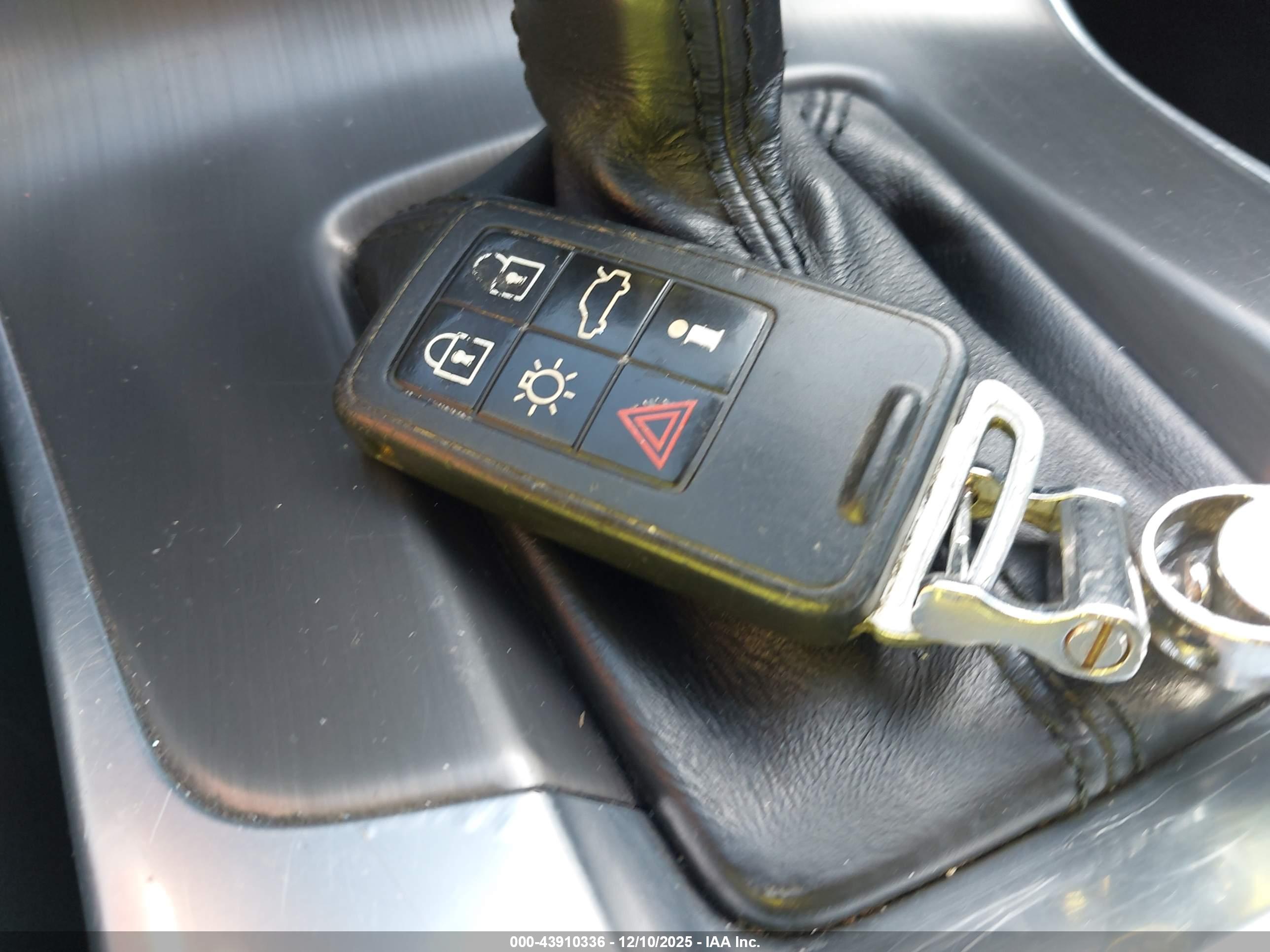 VOLVO S60 image 11