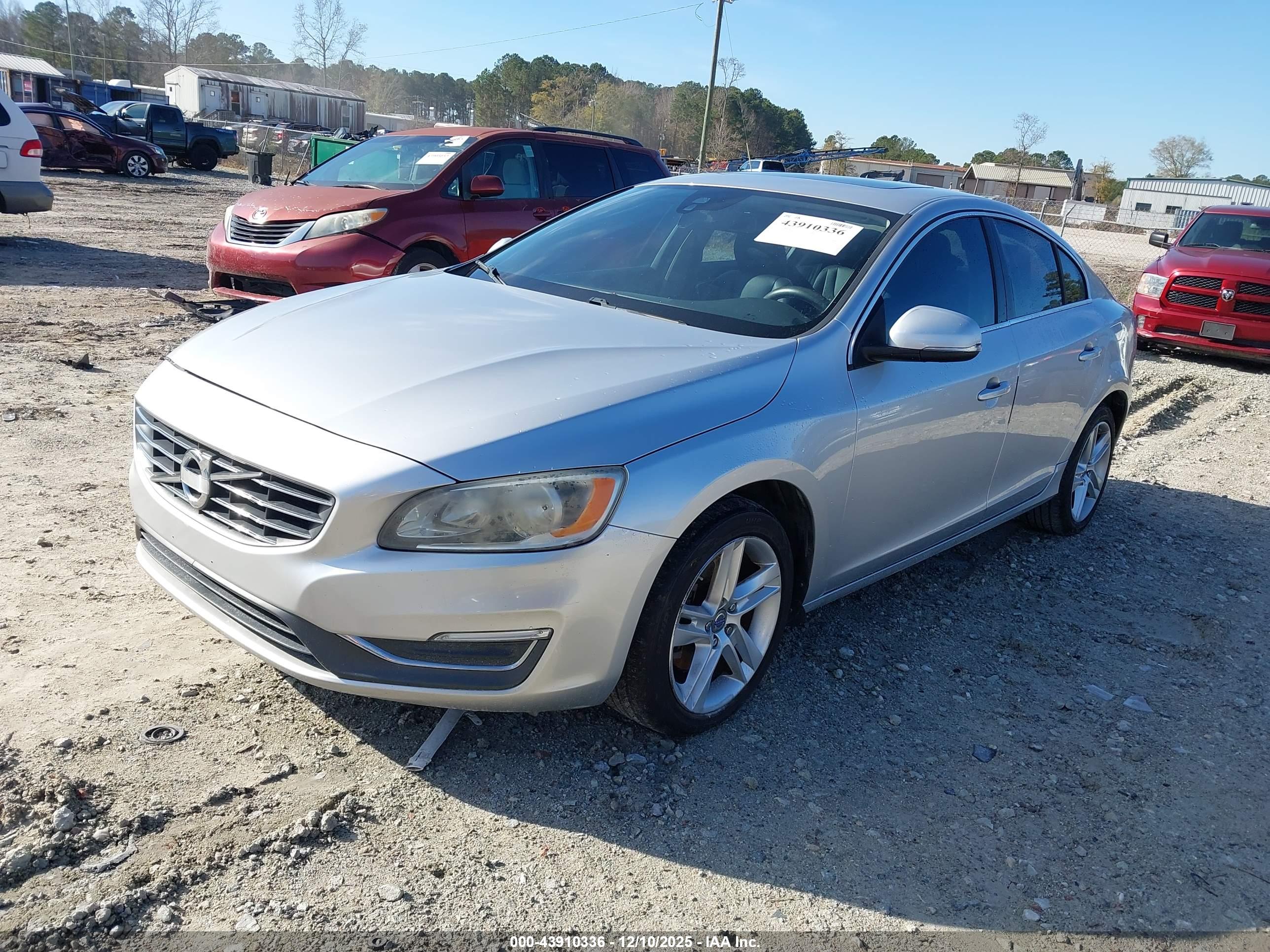 VOLVO S60 image 2