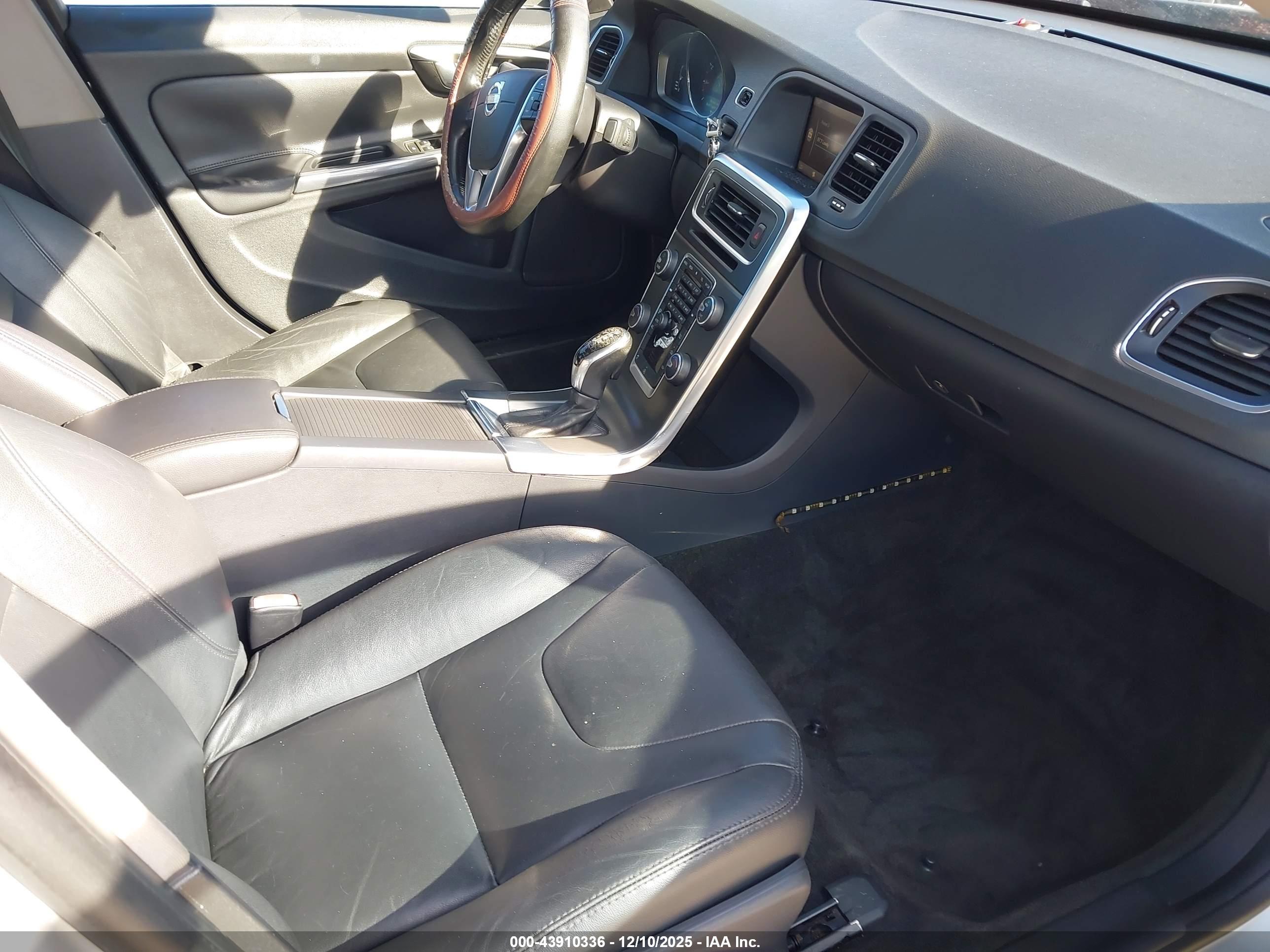 VOLVO S60 image 5
