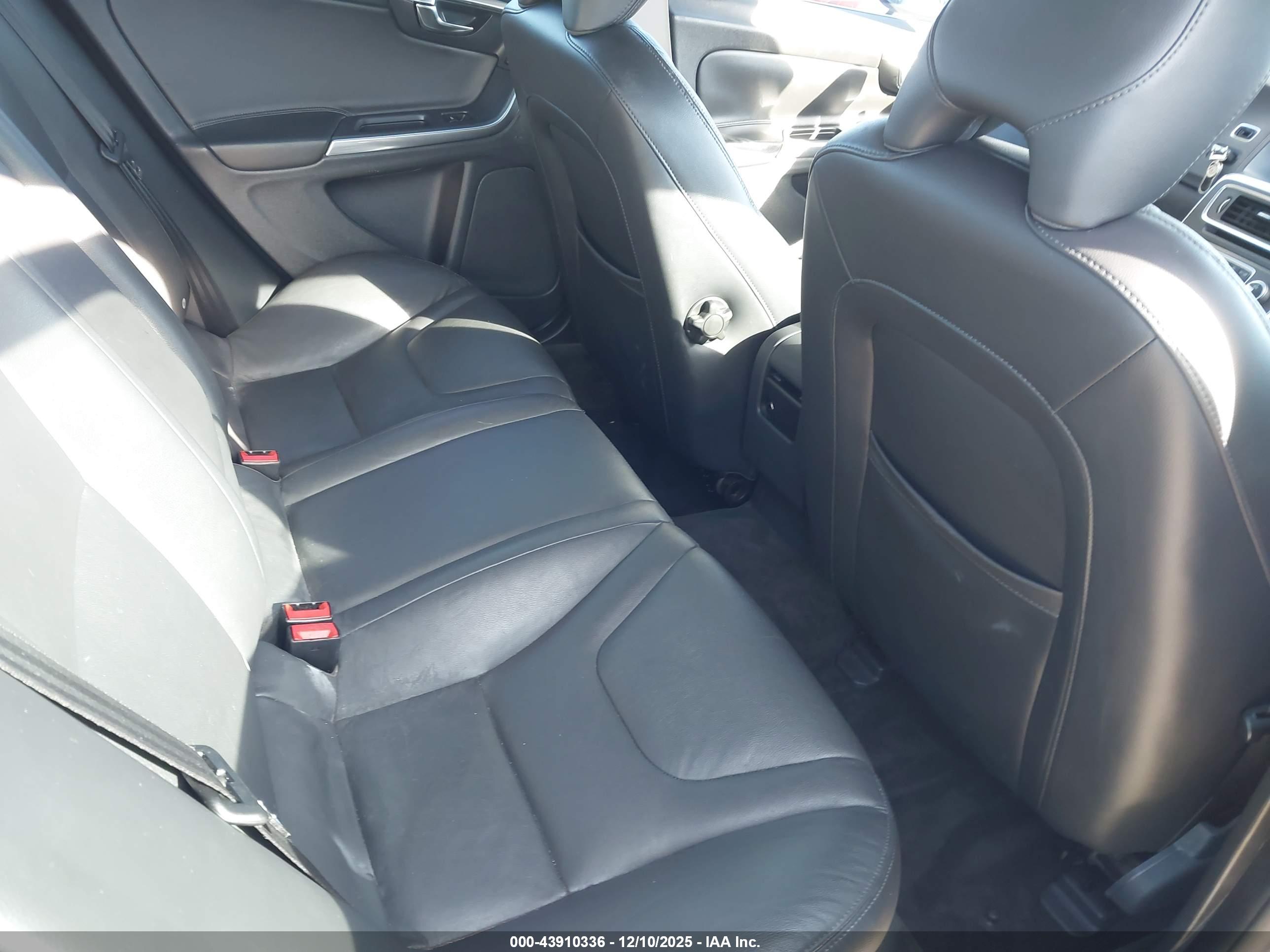 VOLVO S60 image 8
