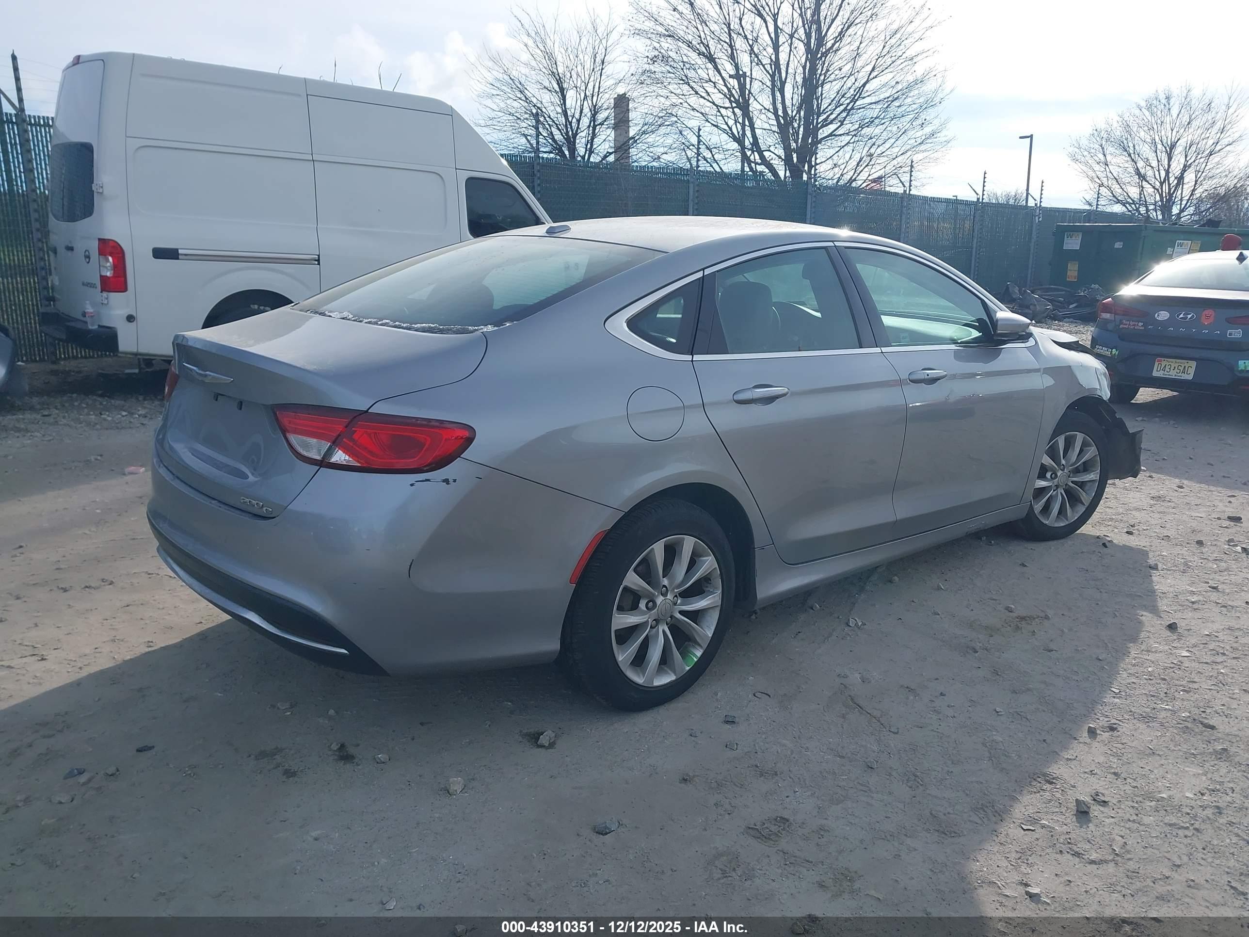 CHRYSLER 200 image 4
