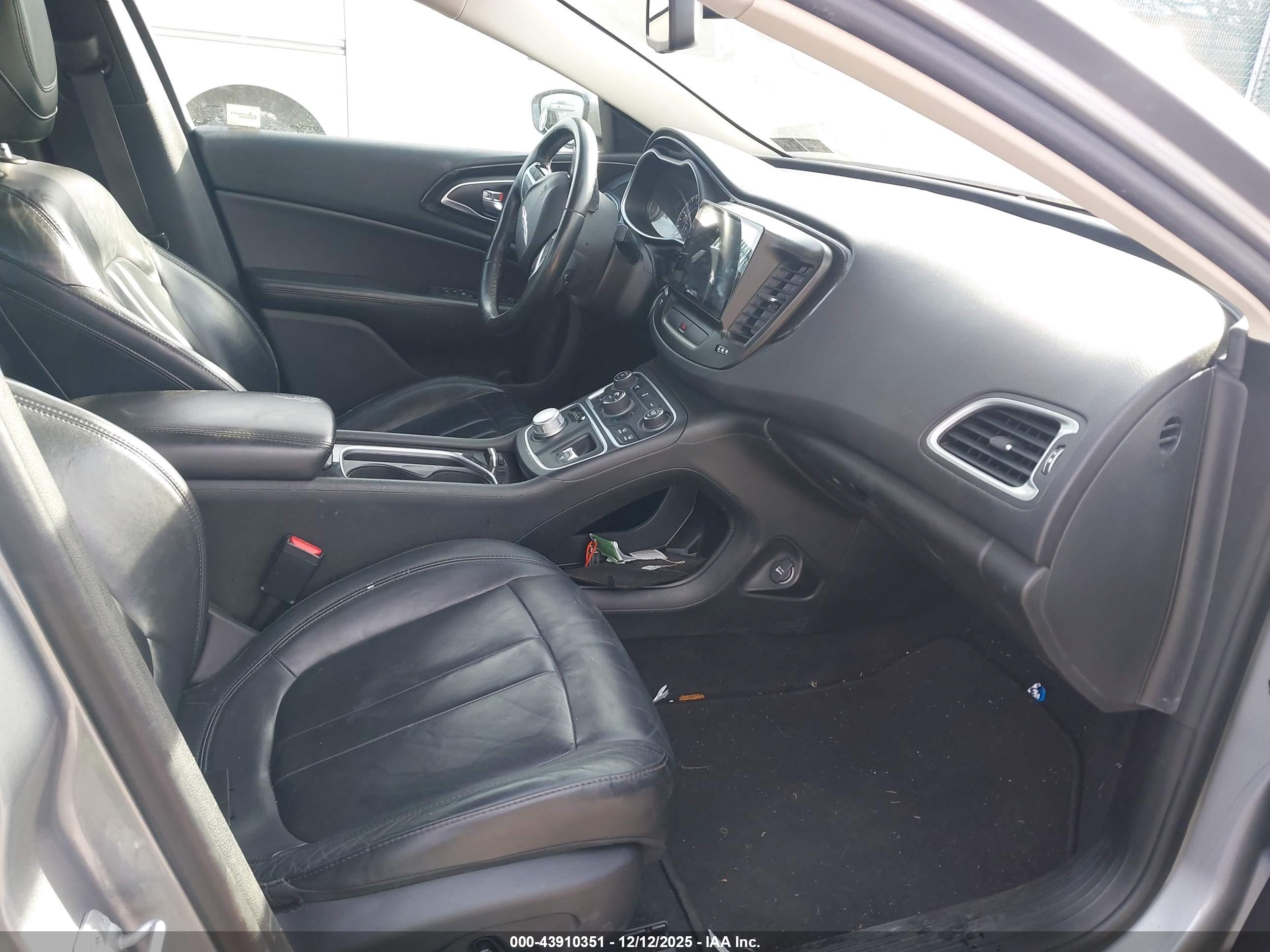 CHRYSLER 200 image 5
