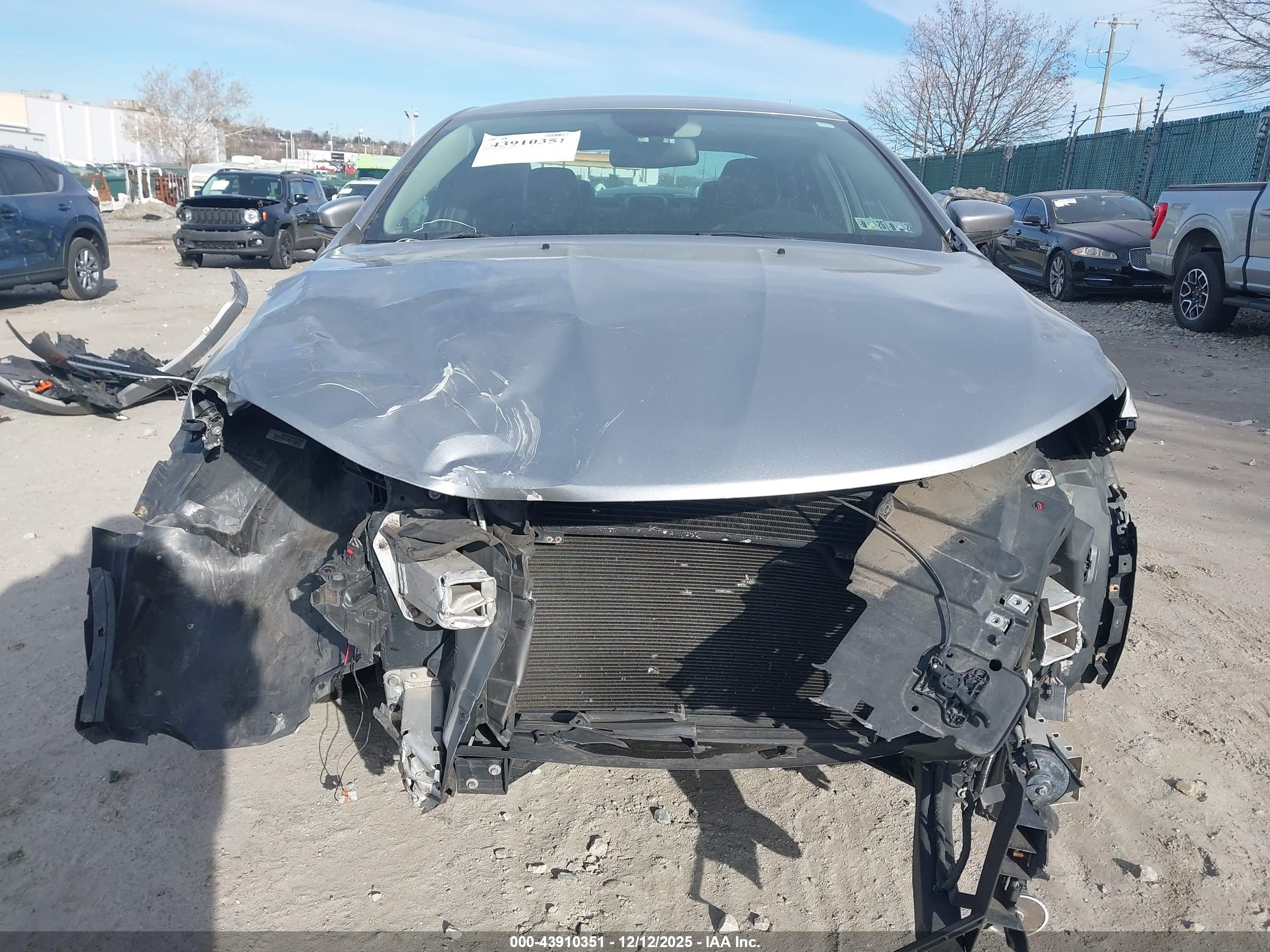 CHRYSLER 200 image 6