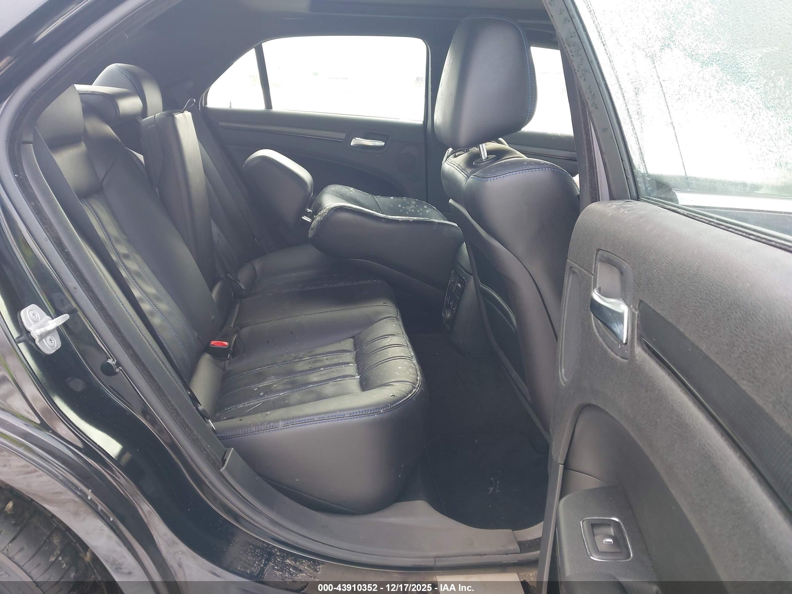 CHRYSLER 300 image 8