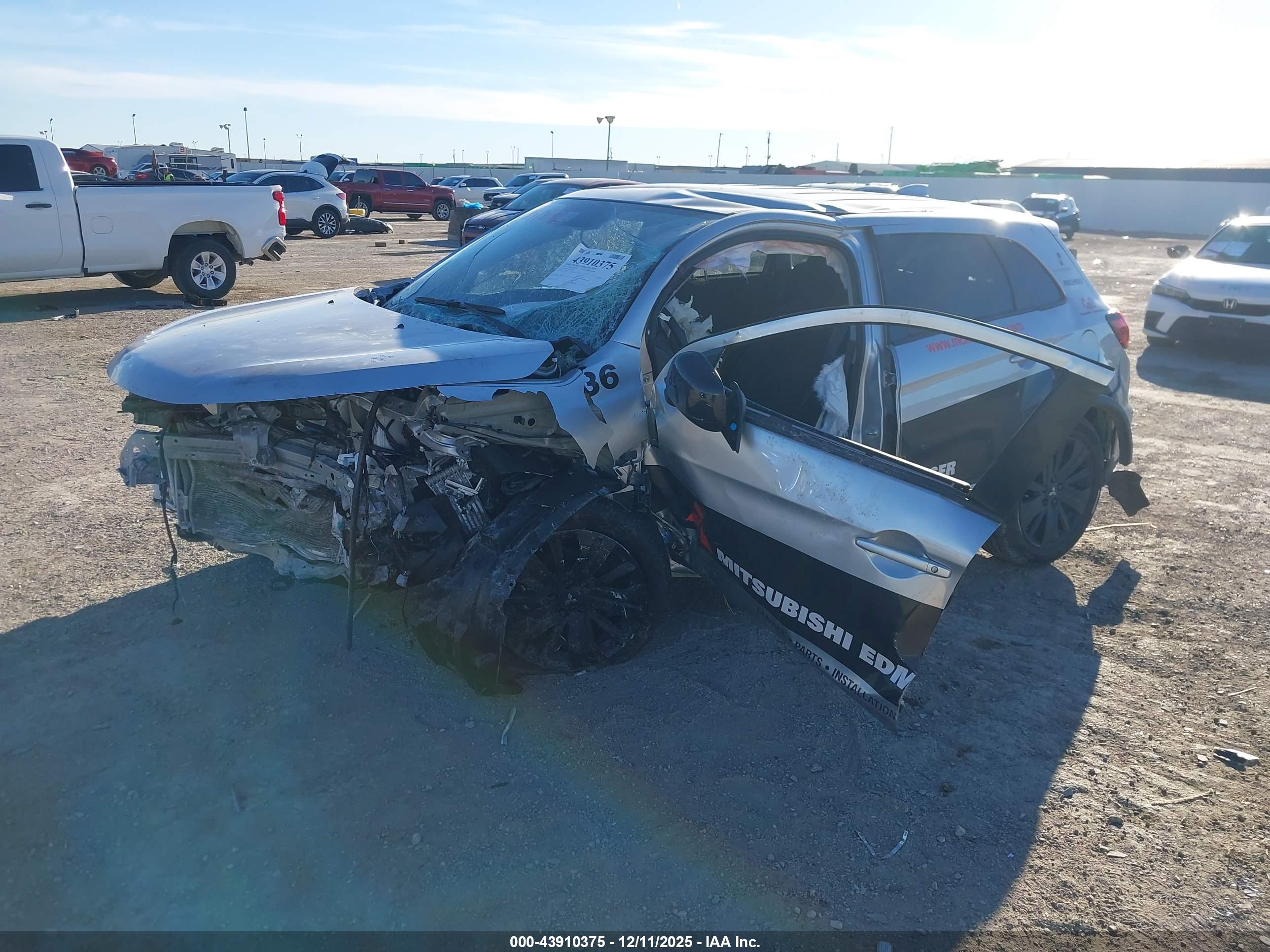 MITSUBISHI OUTLANDER image 2