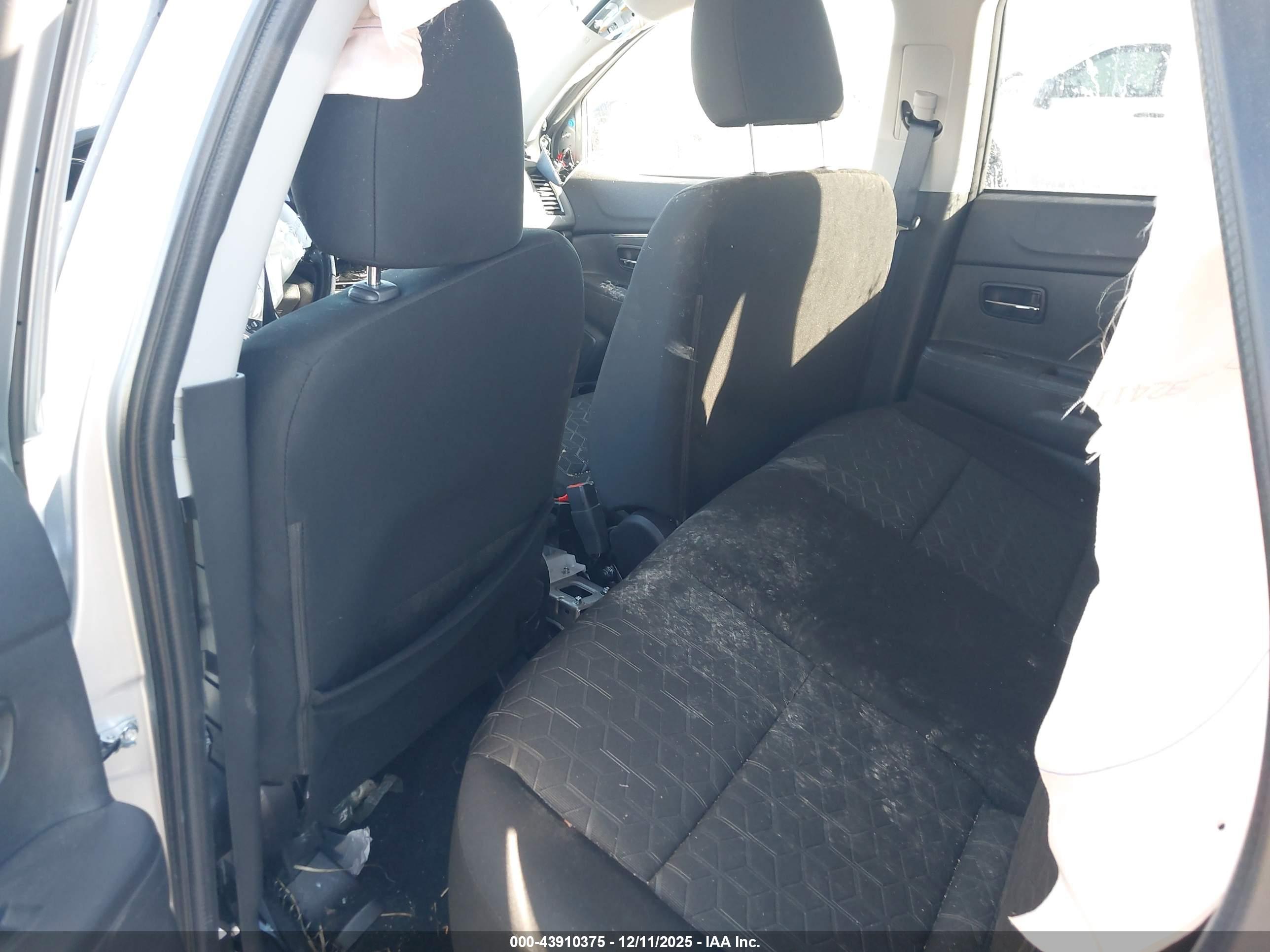 MITSUBISHI OUTLANDER image 8