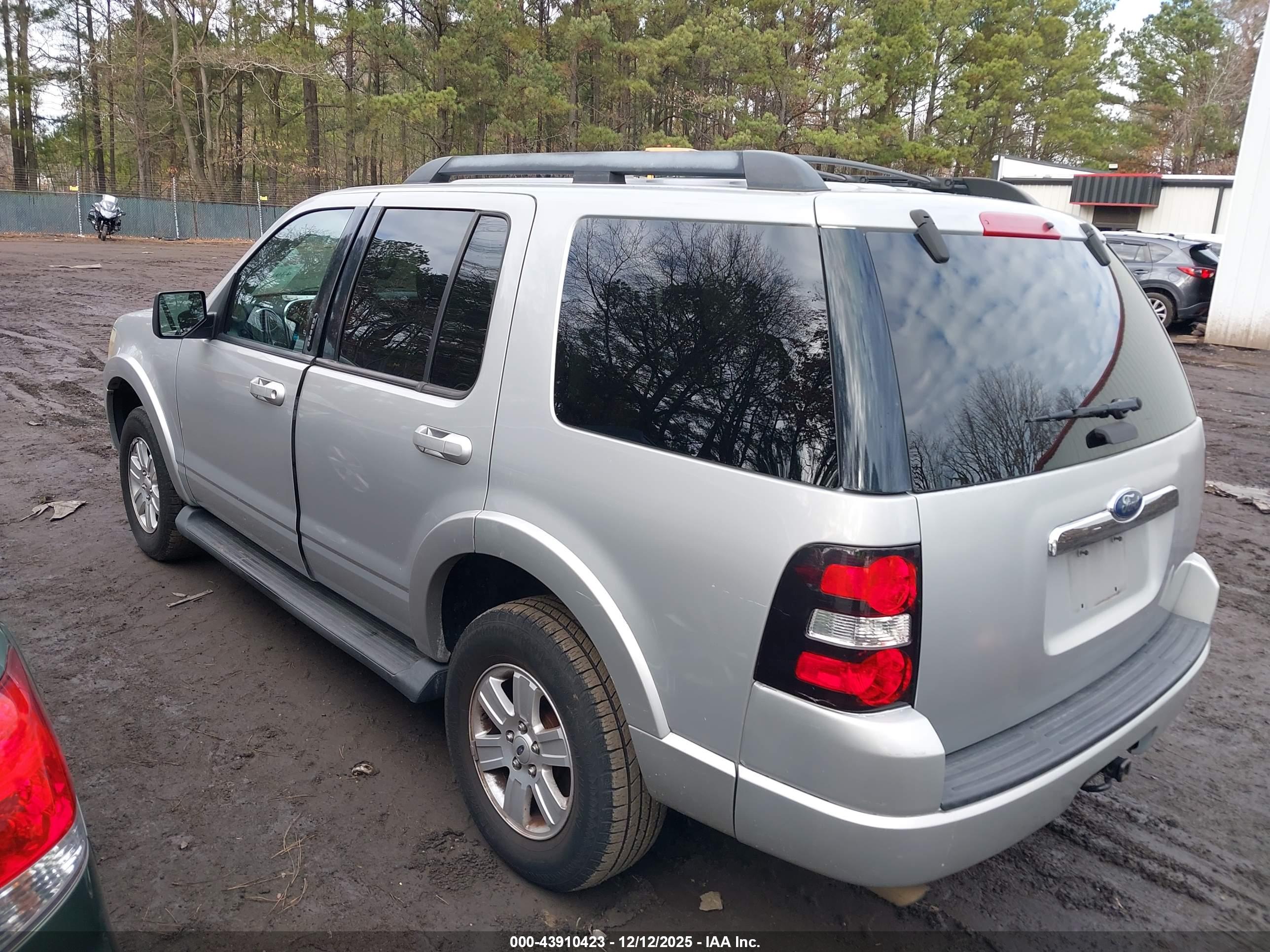 FORD EXPLORER image 3
