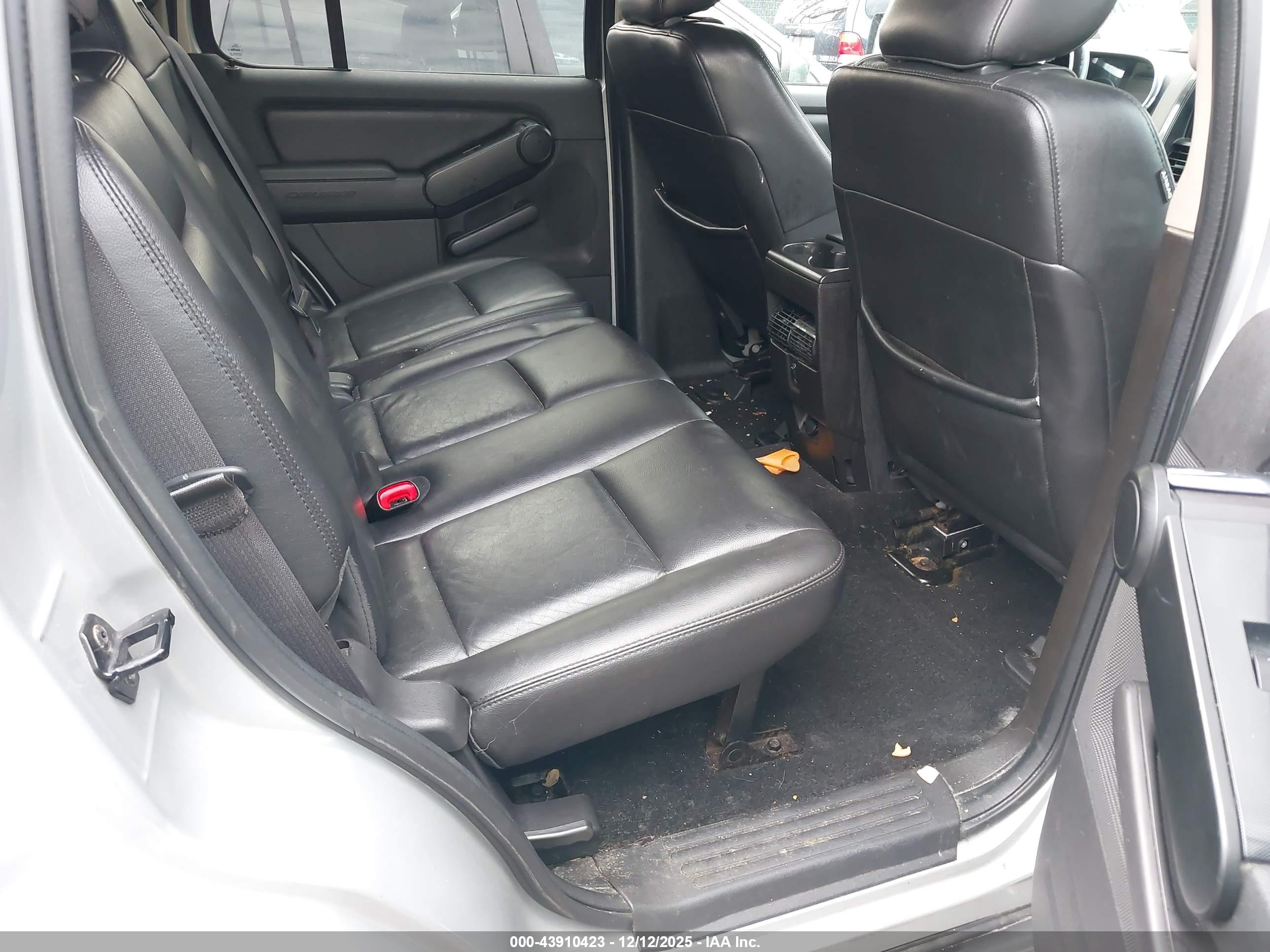 FORD EXPLORER image 8