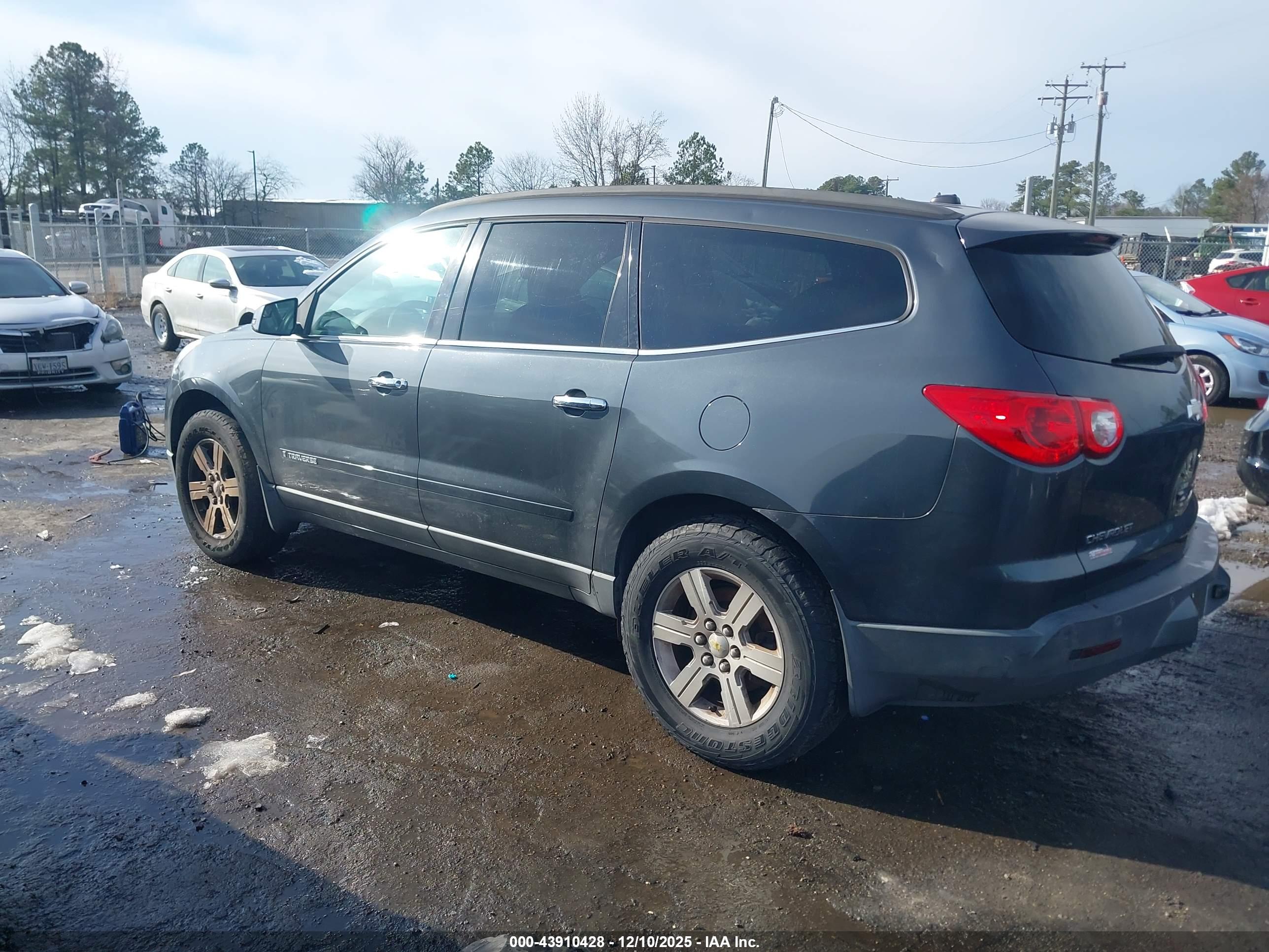 CHEVROLET TRAVERSE image 3