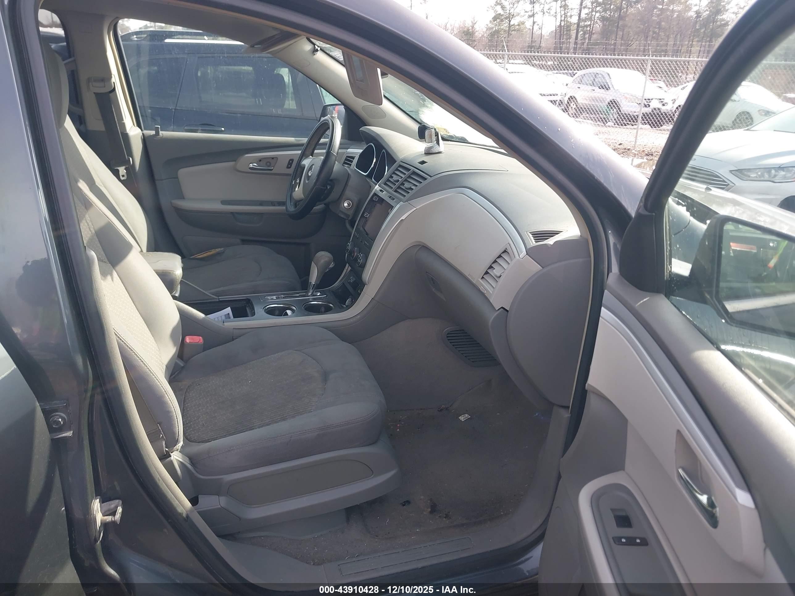 CHEVROLET TRAVERSE image 5