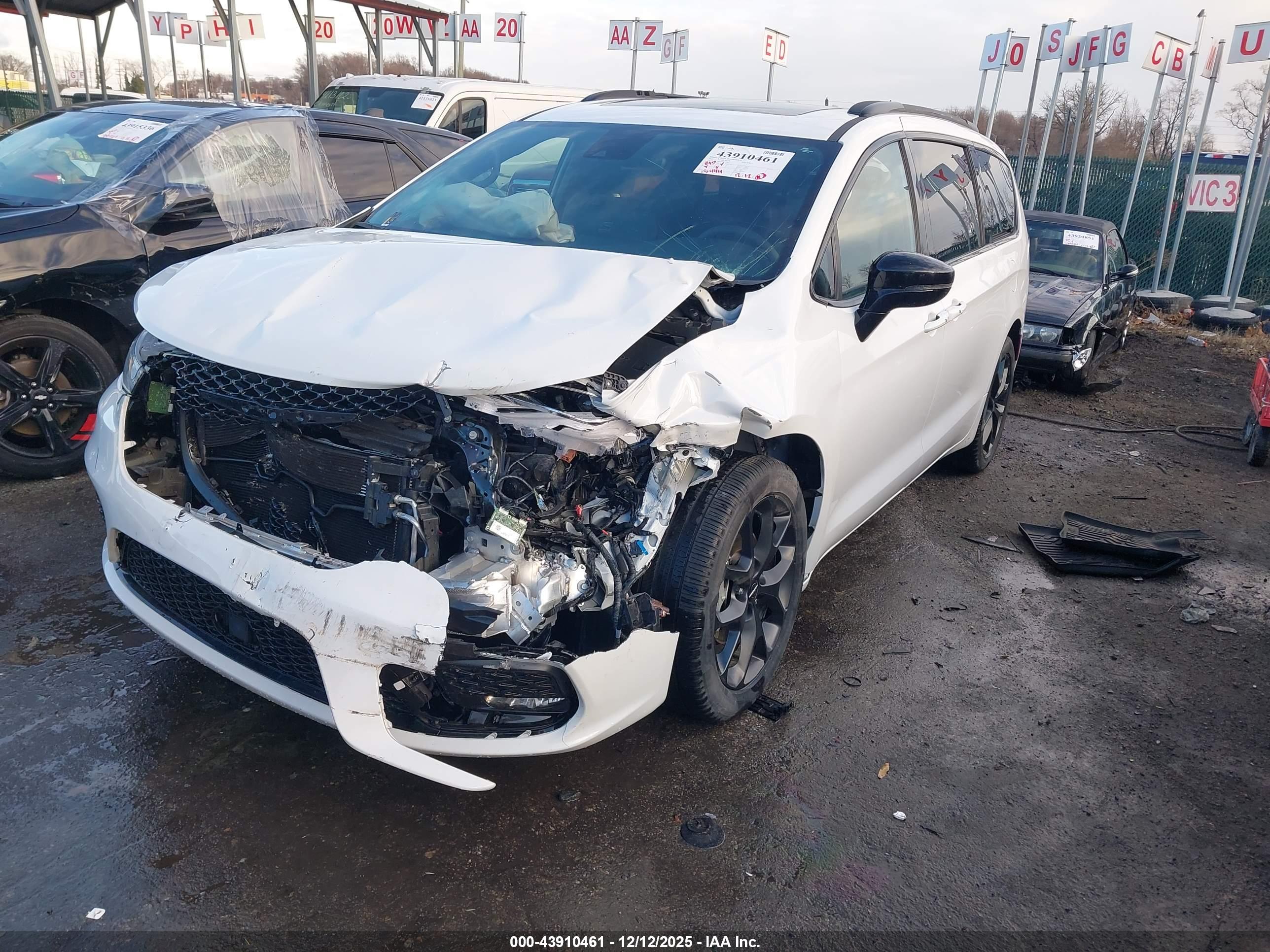 CHRYSLER PACIFICA image 2