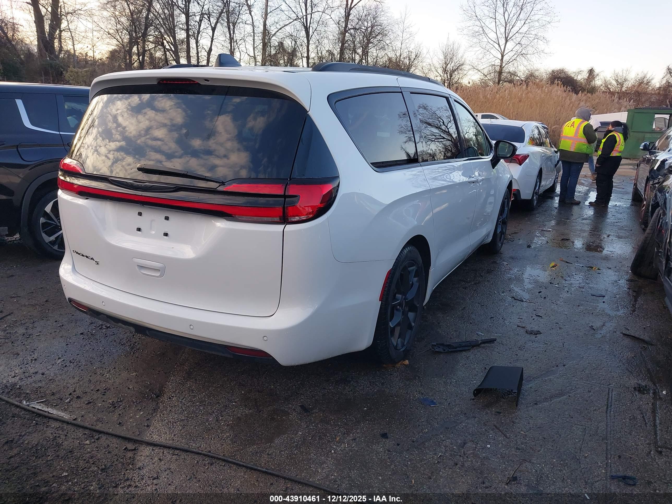 CHRYSLER PACIFICA image 4