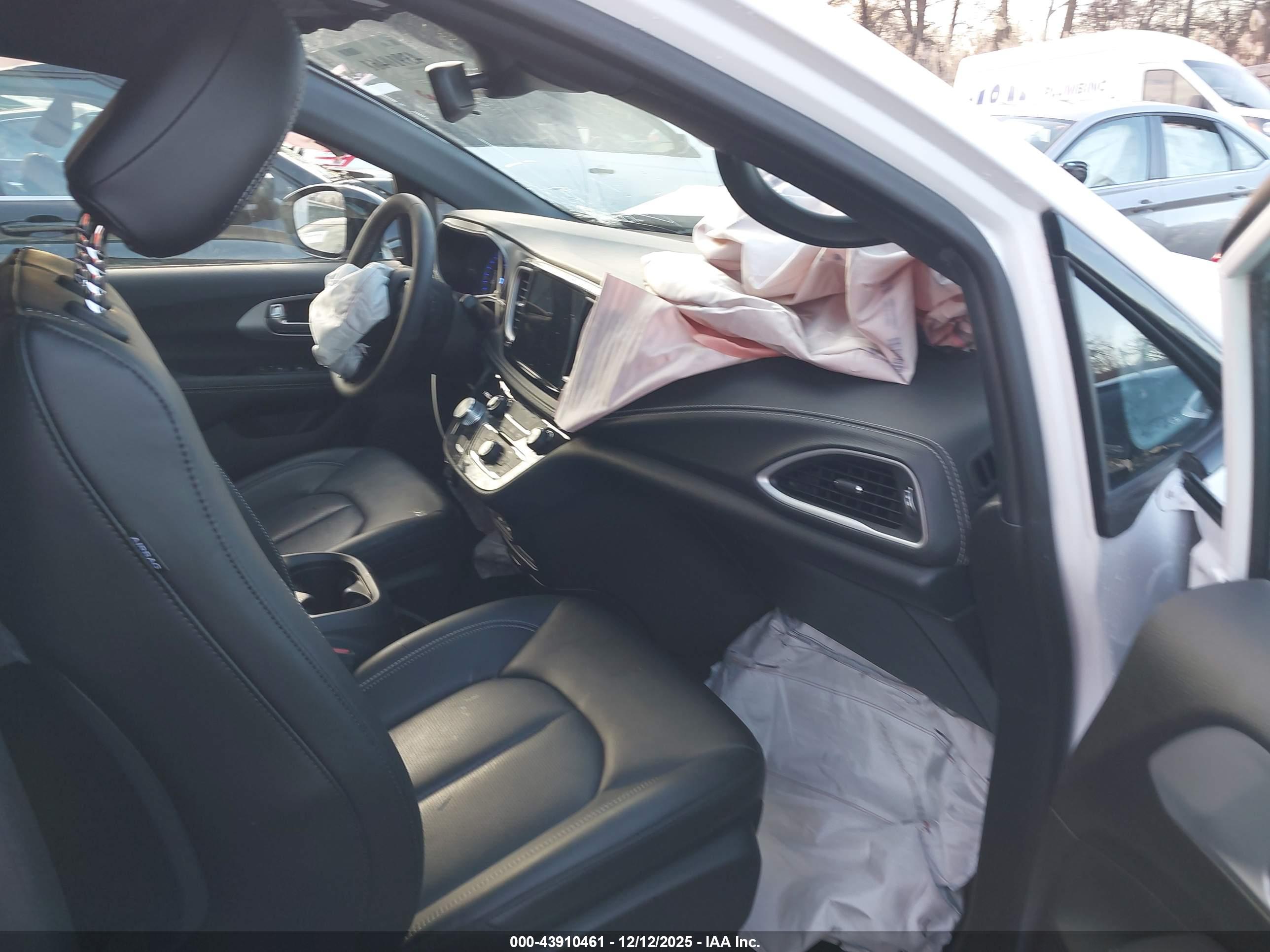 CHRYSLER PACIFICA image 5