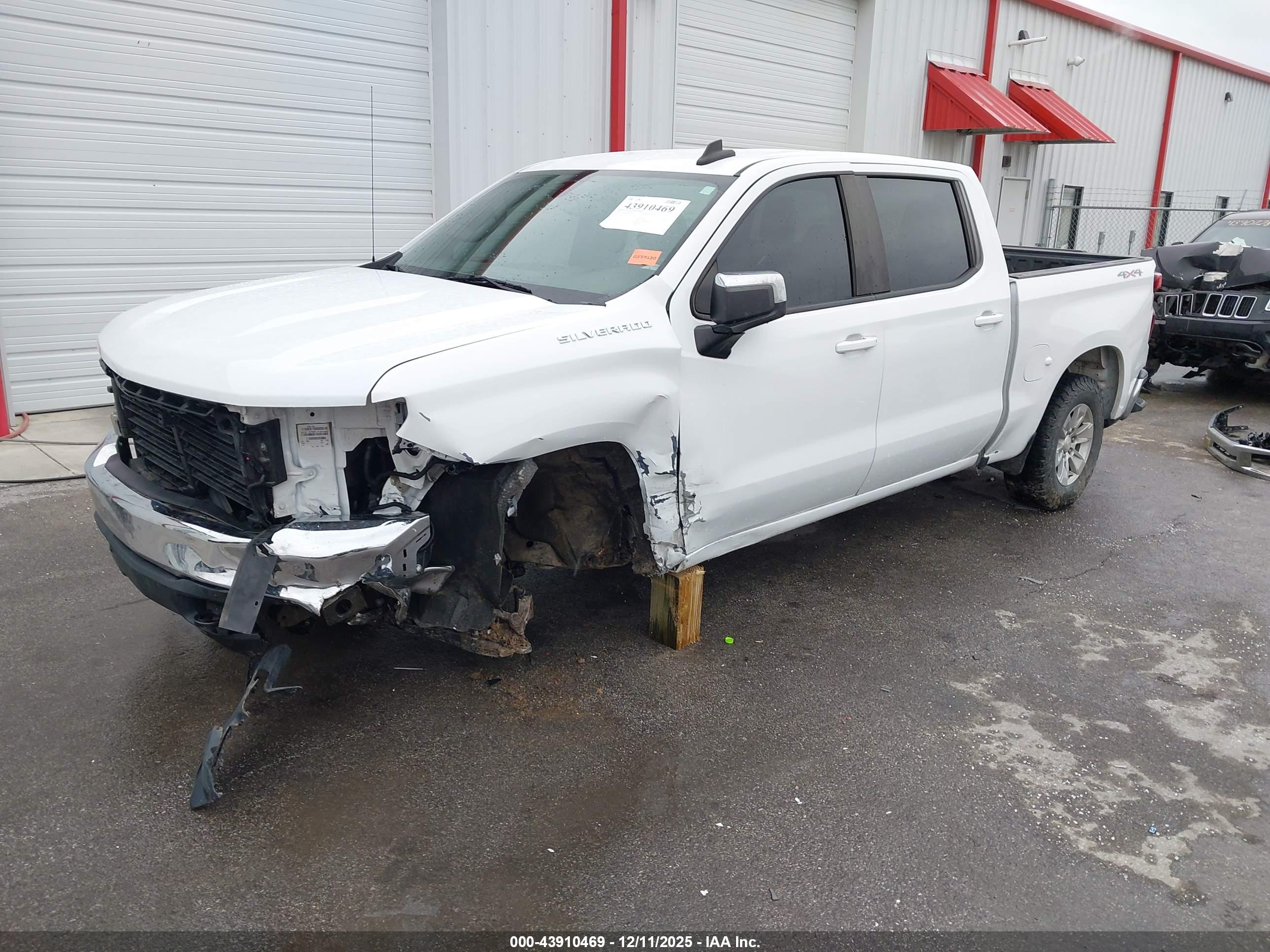 CHEVROLET SILVERADO image 2