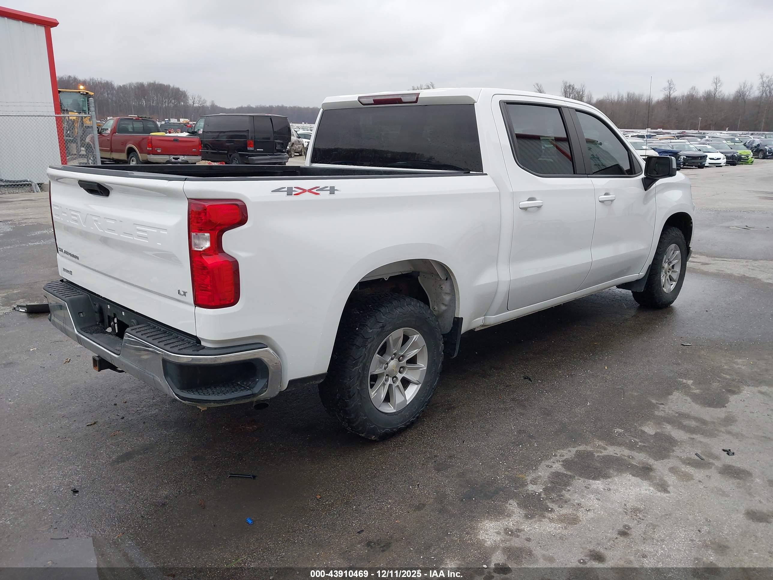 CHEVROLET SILVERADO image 4