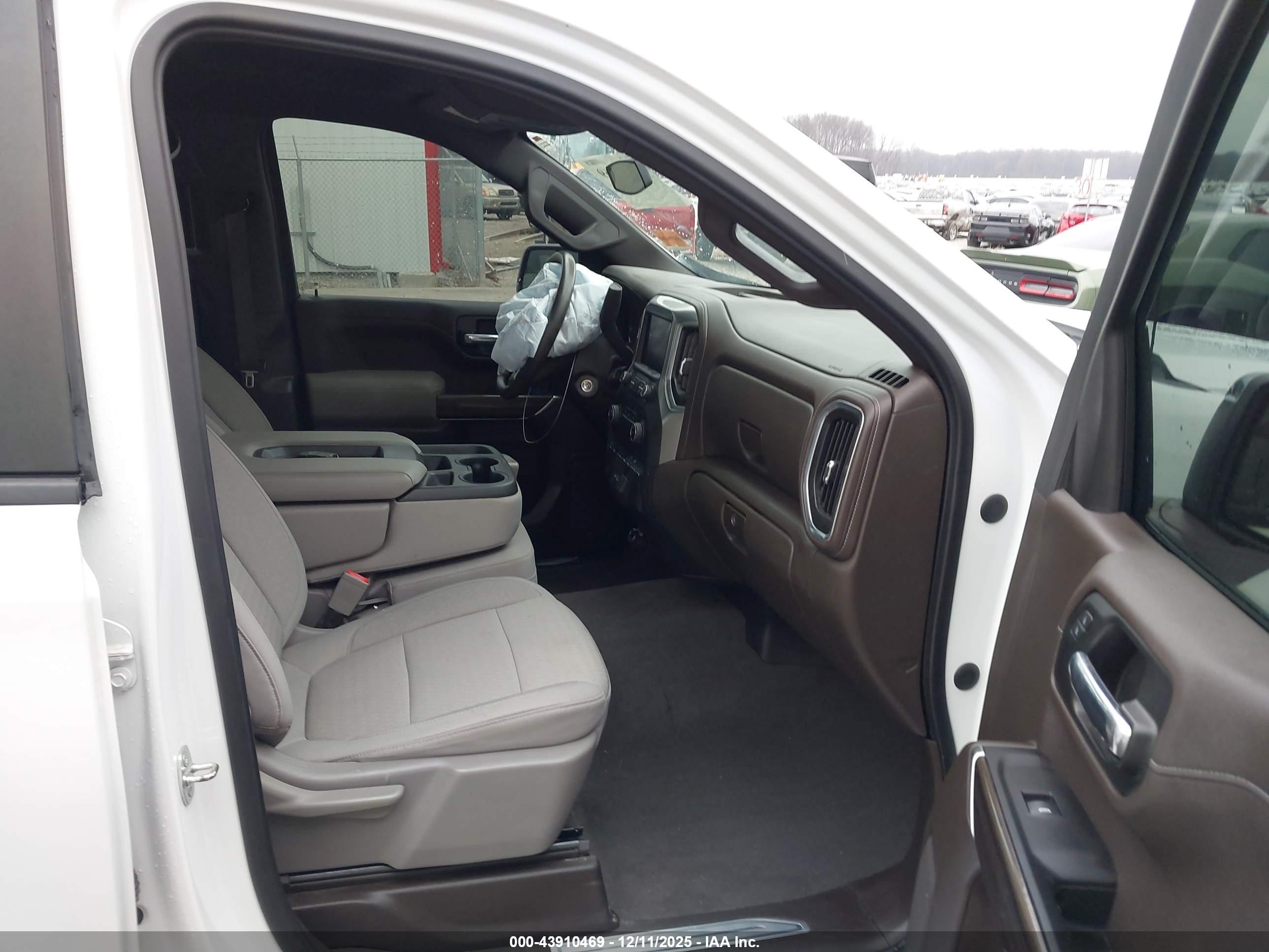 CHEVROLET SILVERADO image 5