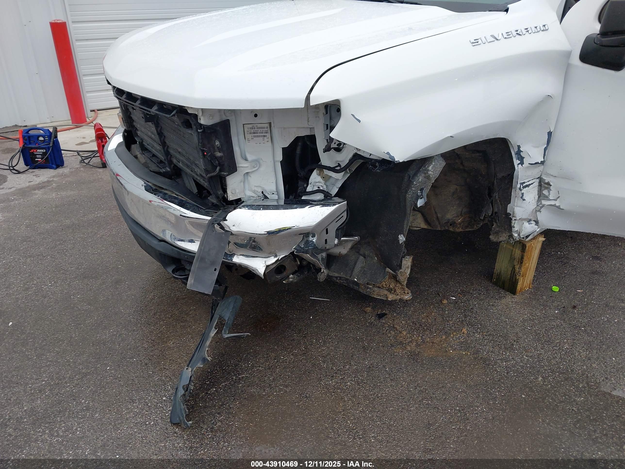 CHEVROLET SILVERADO image 6