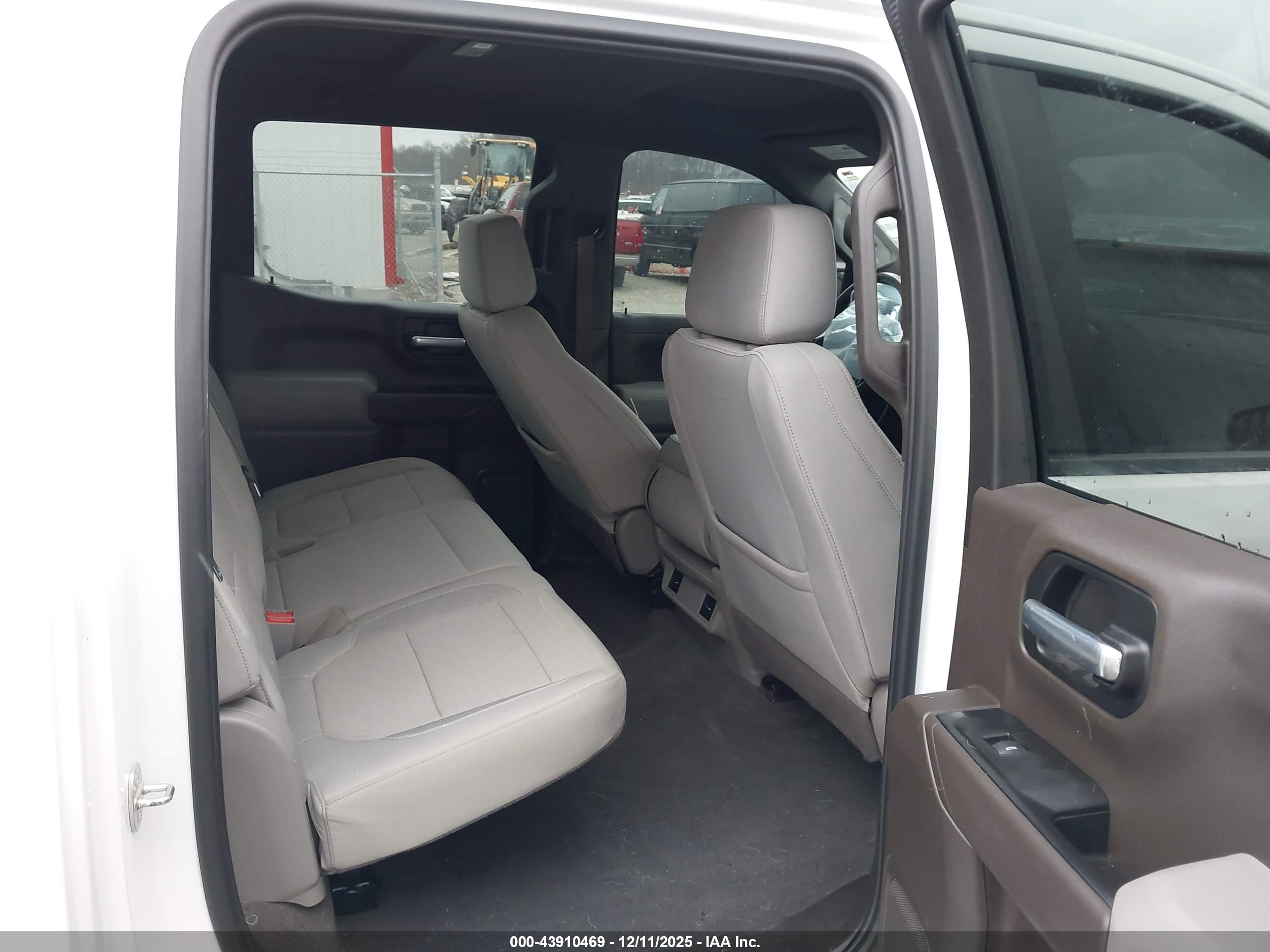 CHEVROLET SILVERADO image 8