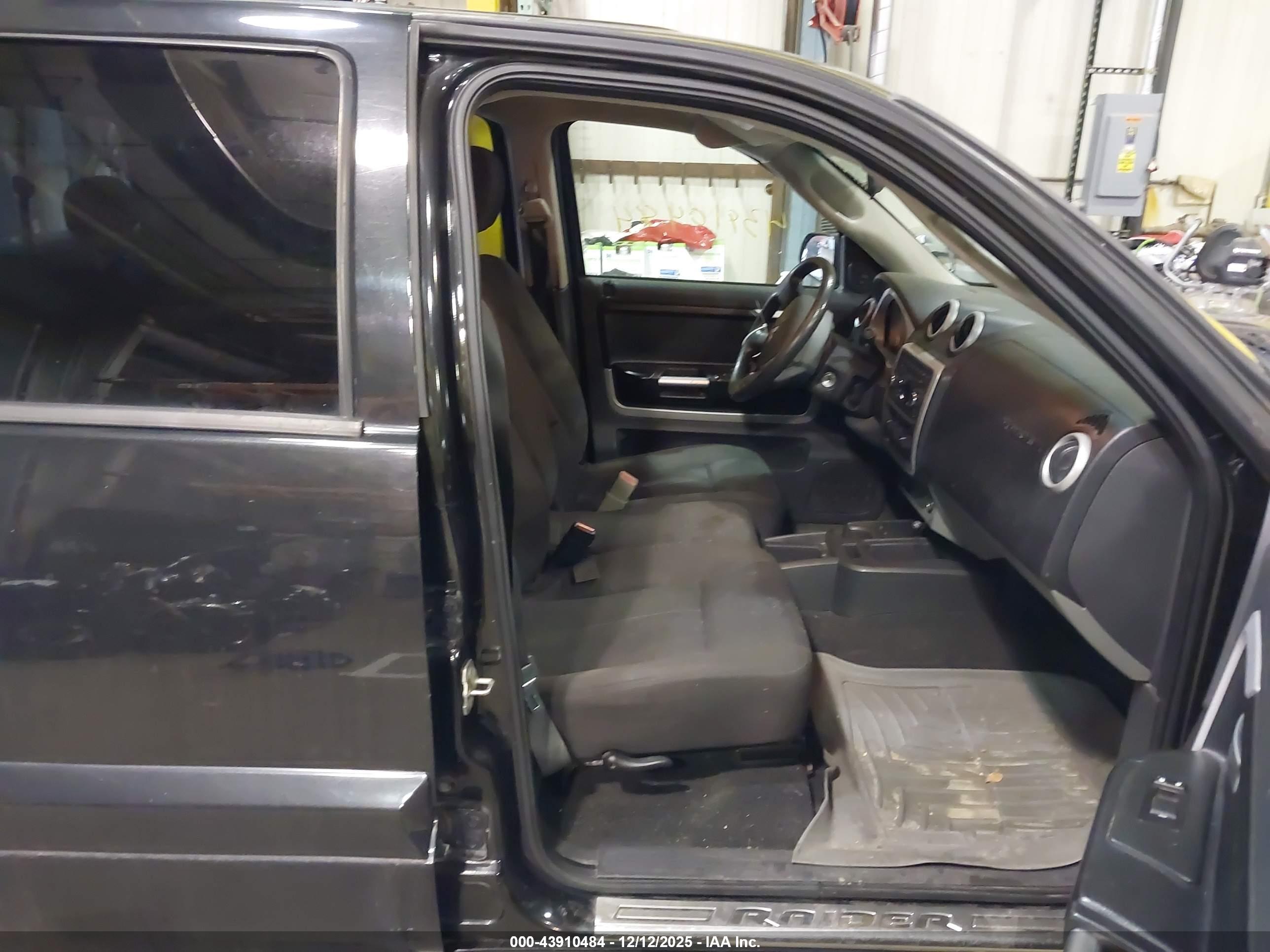 MITSUBISHI RAIDER image 5