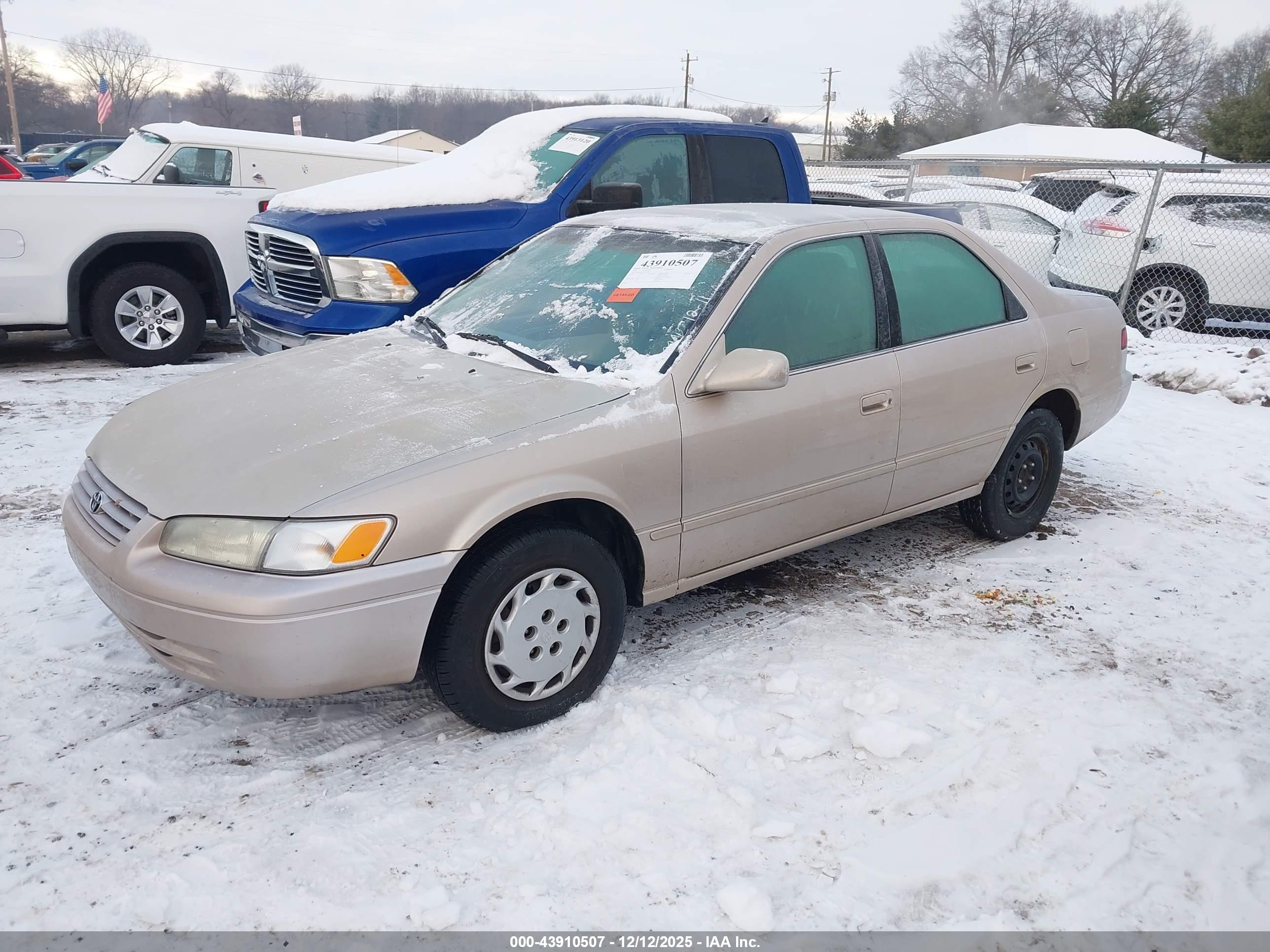 TOYOTA CAMRY image 2