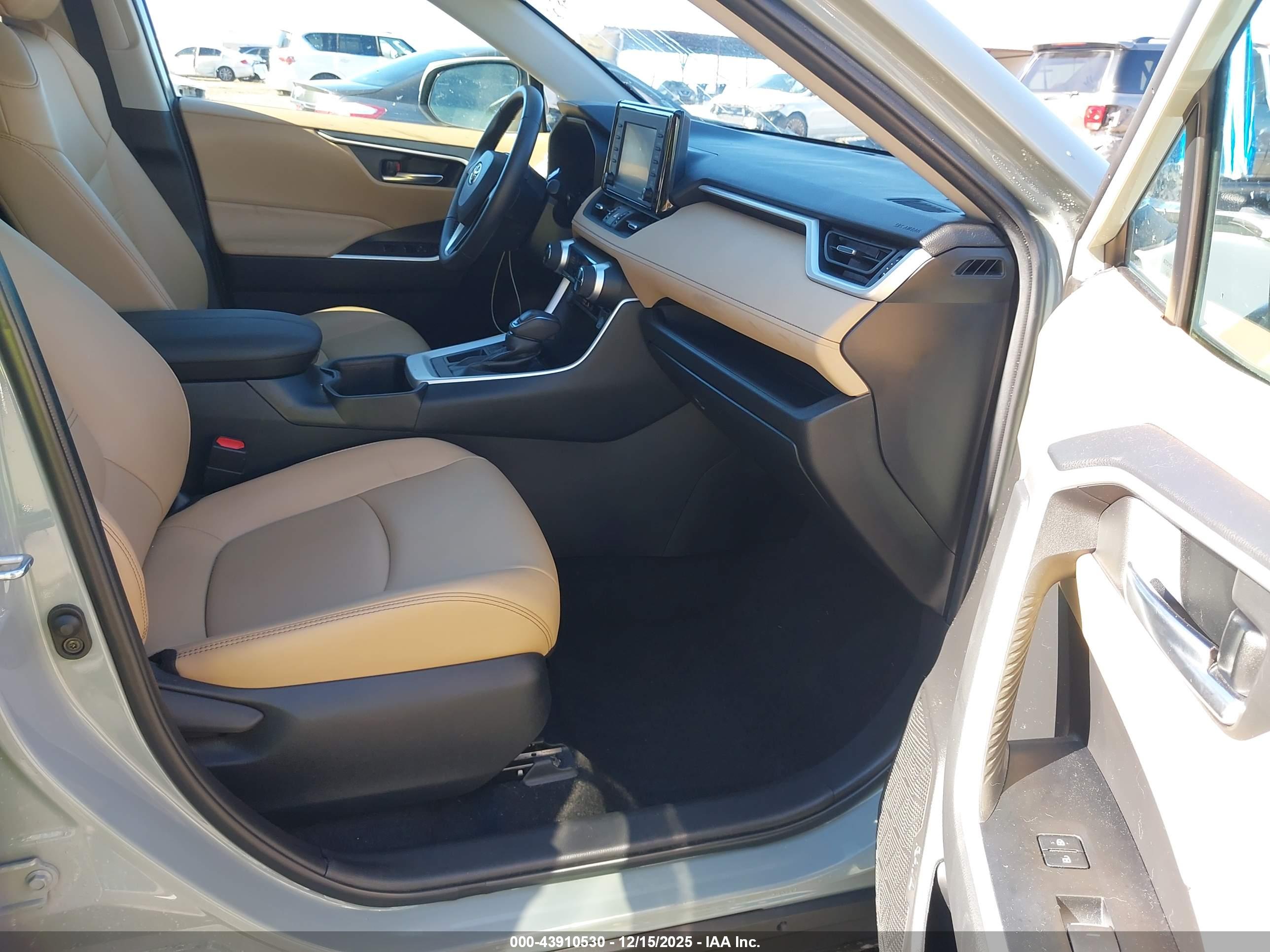 TOYOTA RAV4 image 5