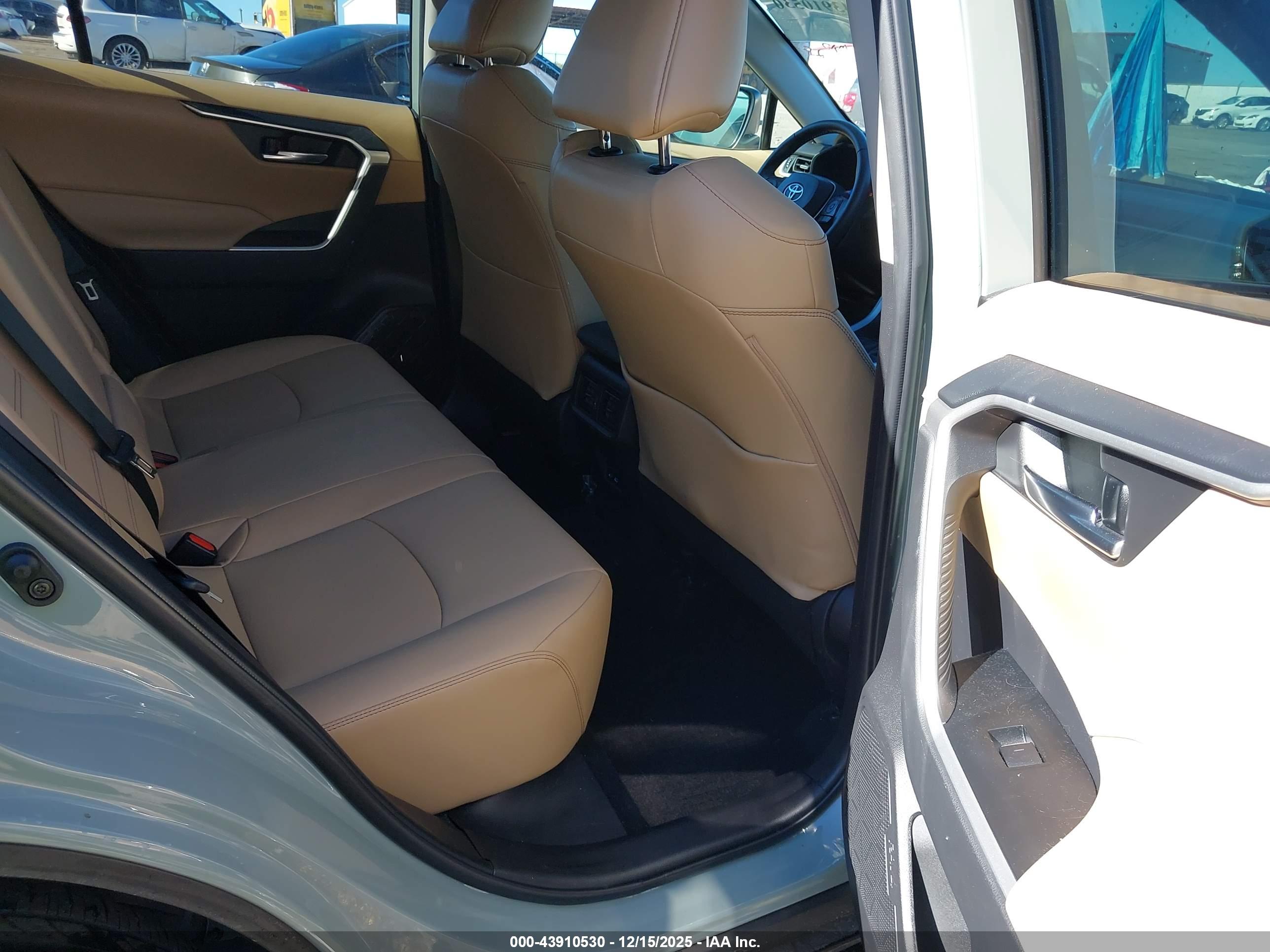 TOYOTA RAV4 image 8
