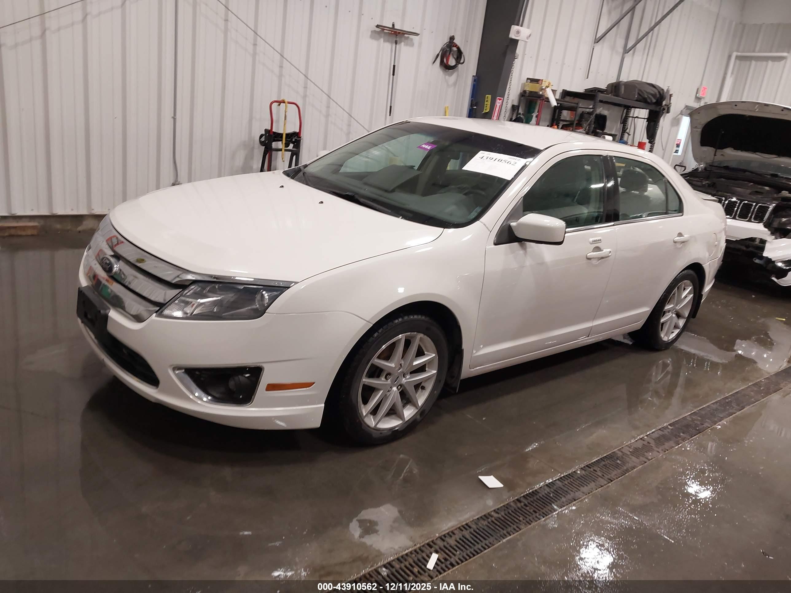 FORD FUSION image 2