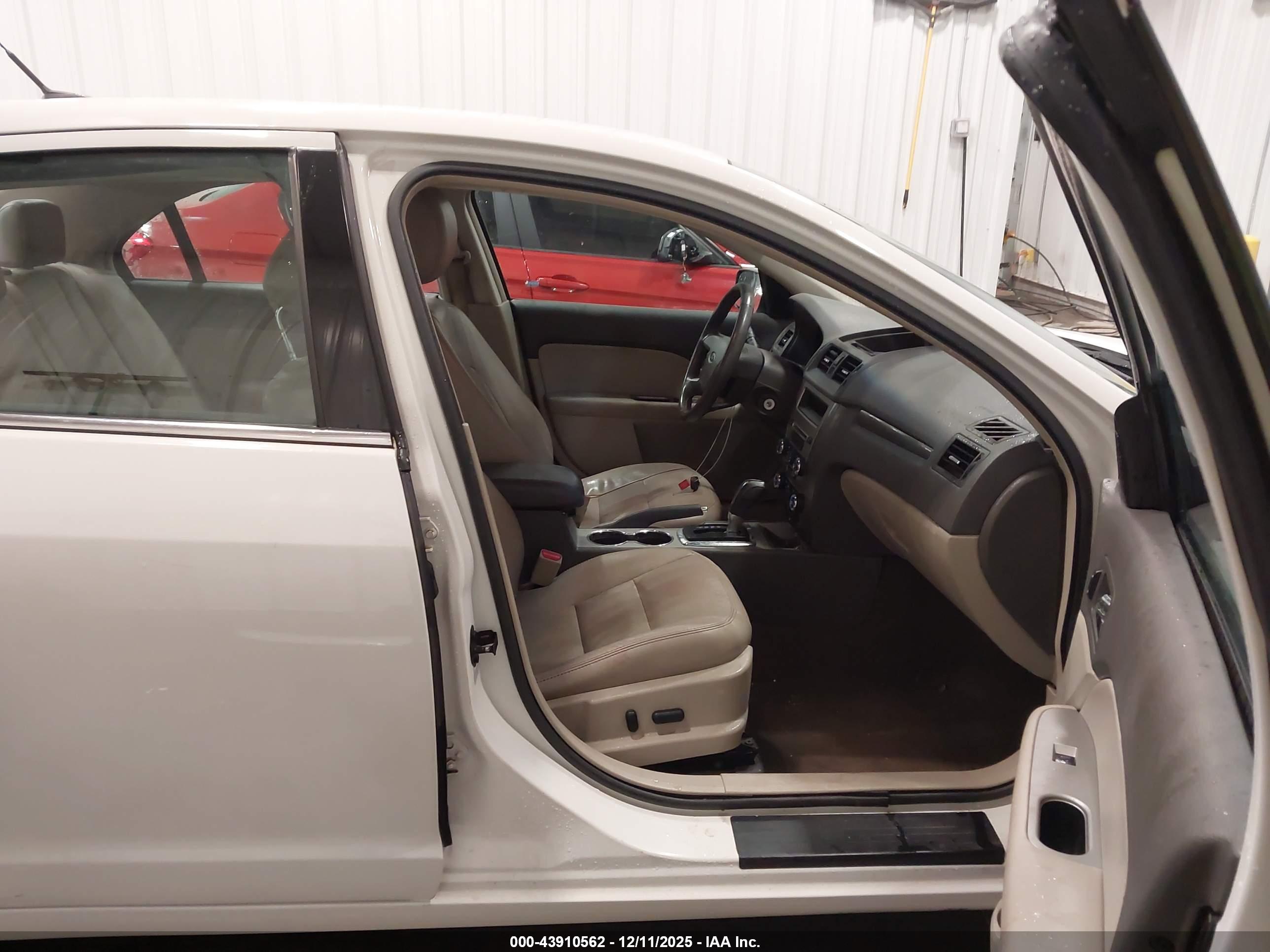 FORD FUSION image 5