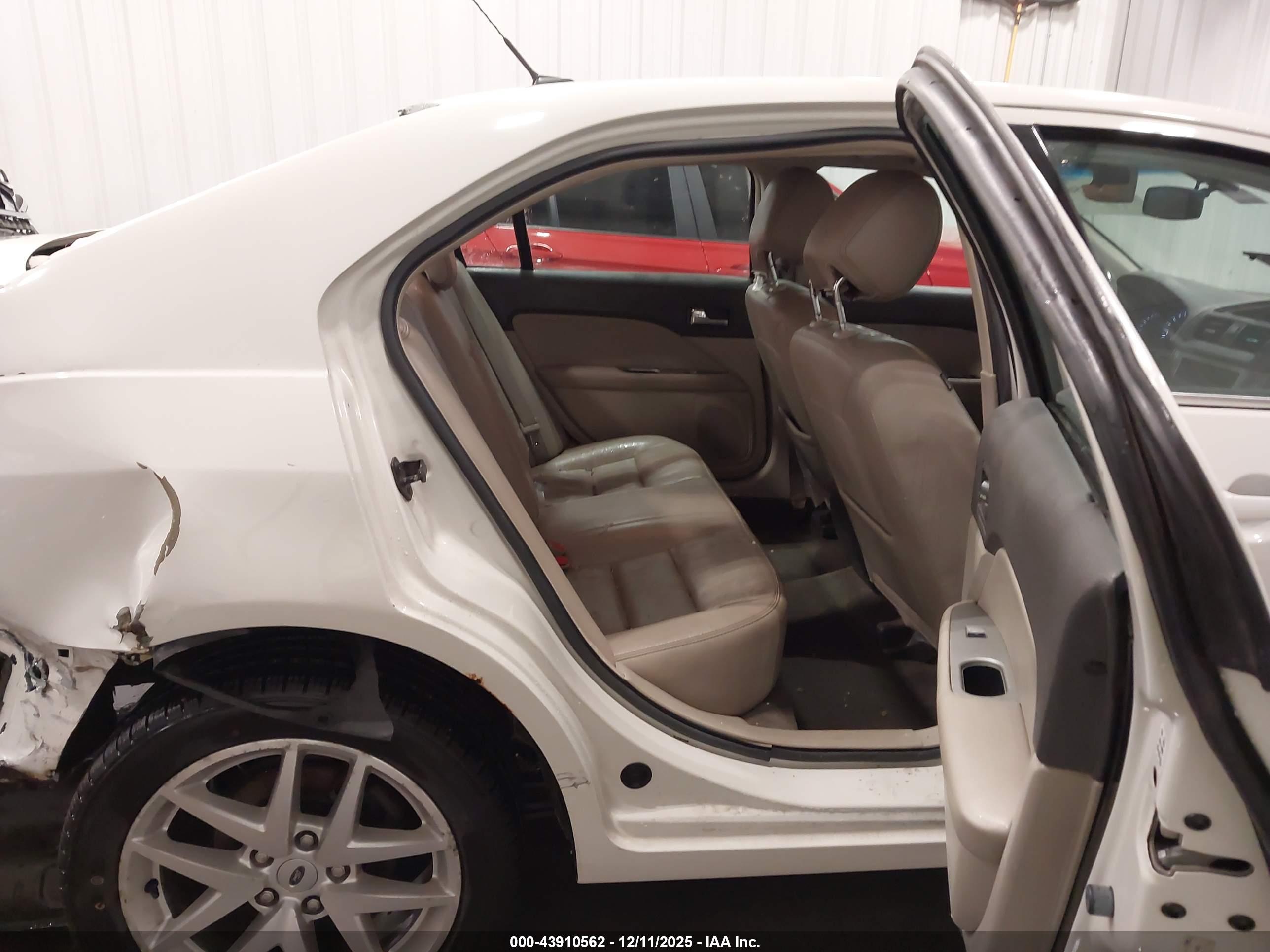 FORD FUSION image 8
