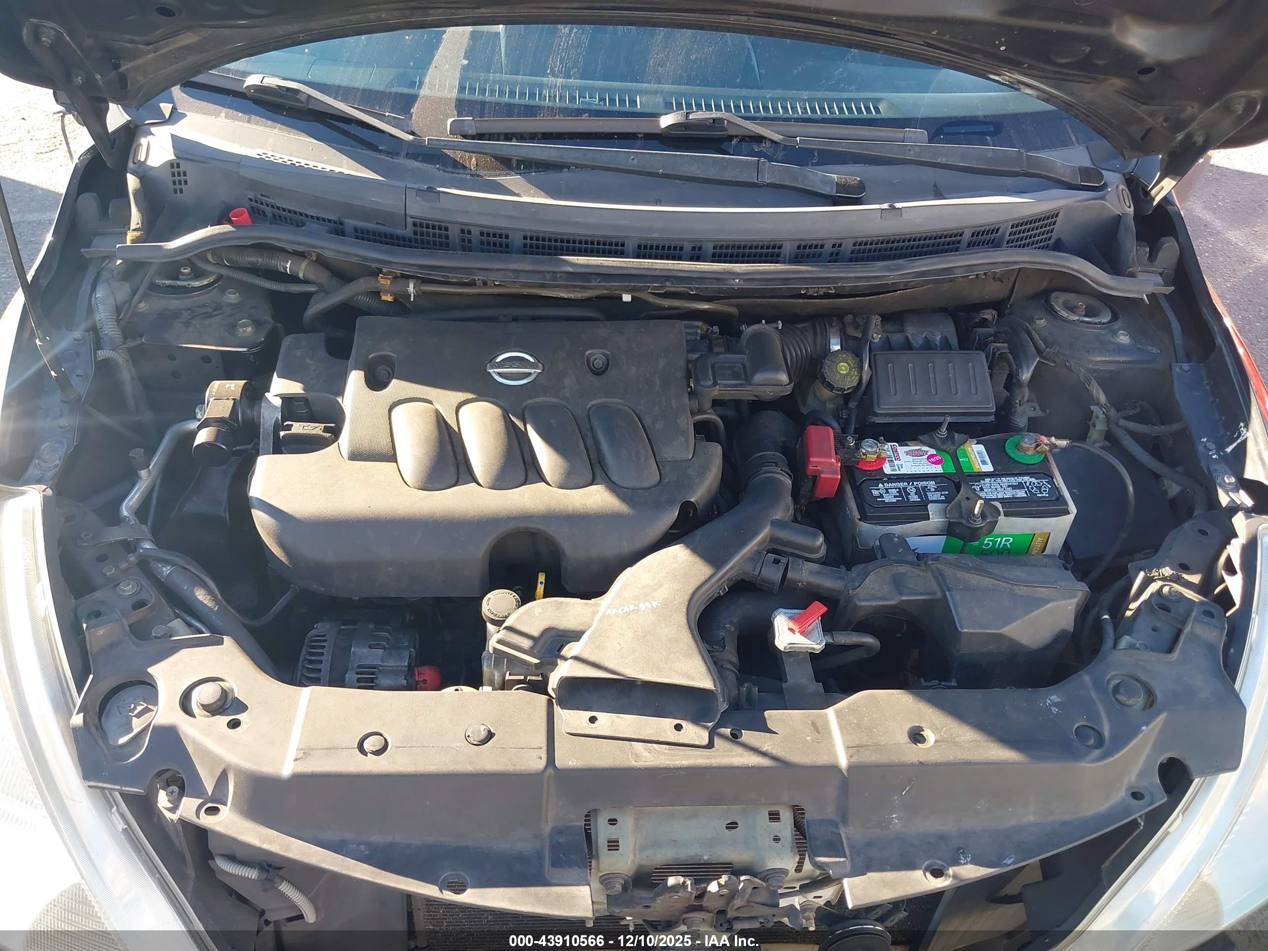 NISSAN VERSA image 10