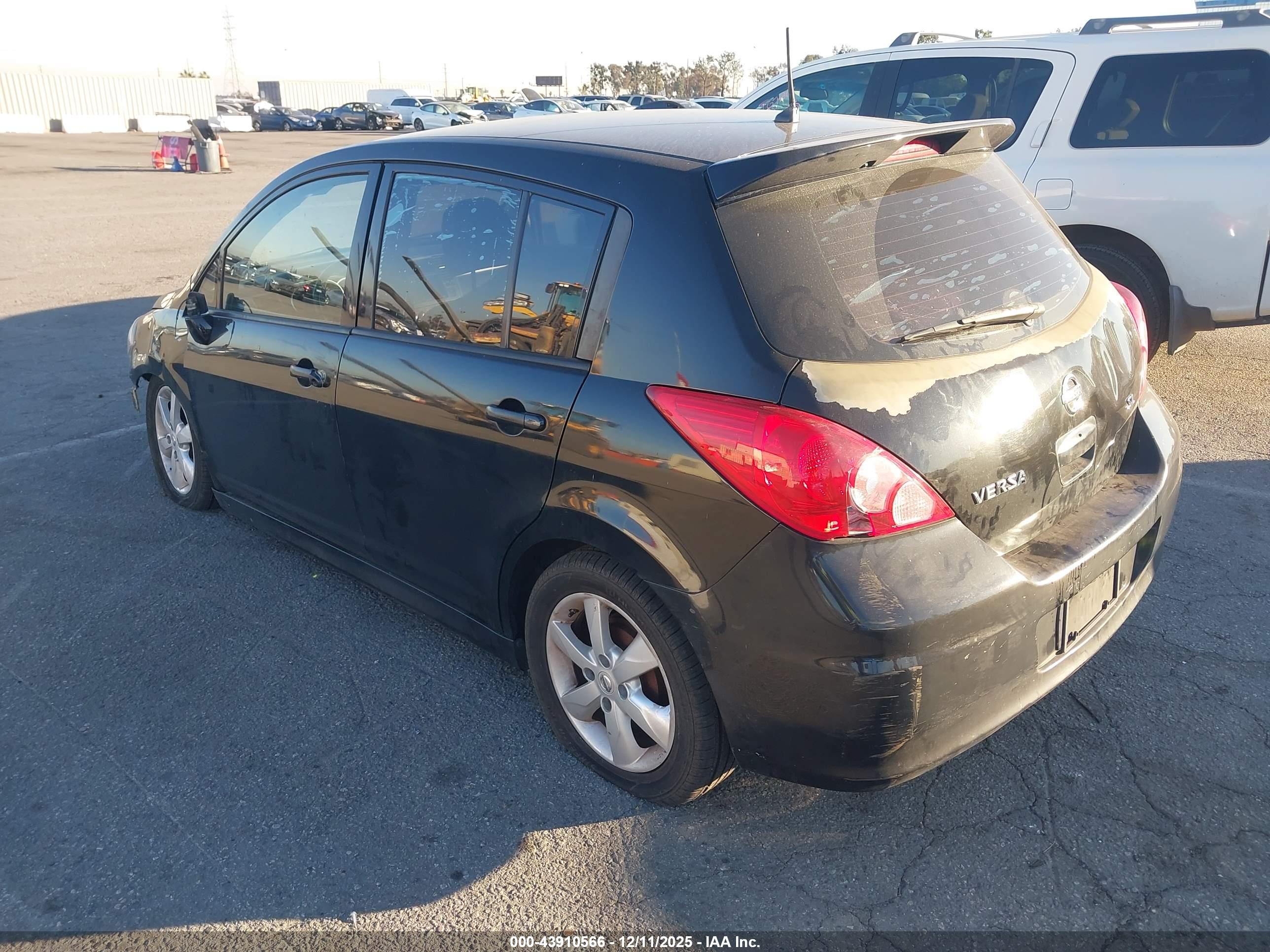 NISSAN VERSA image 3