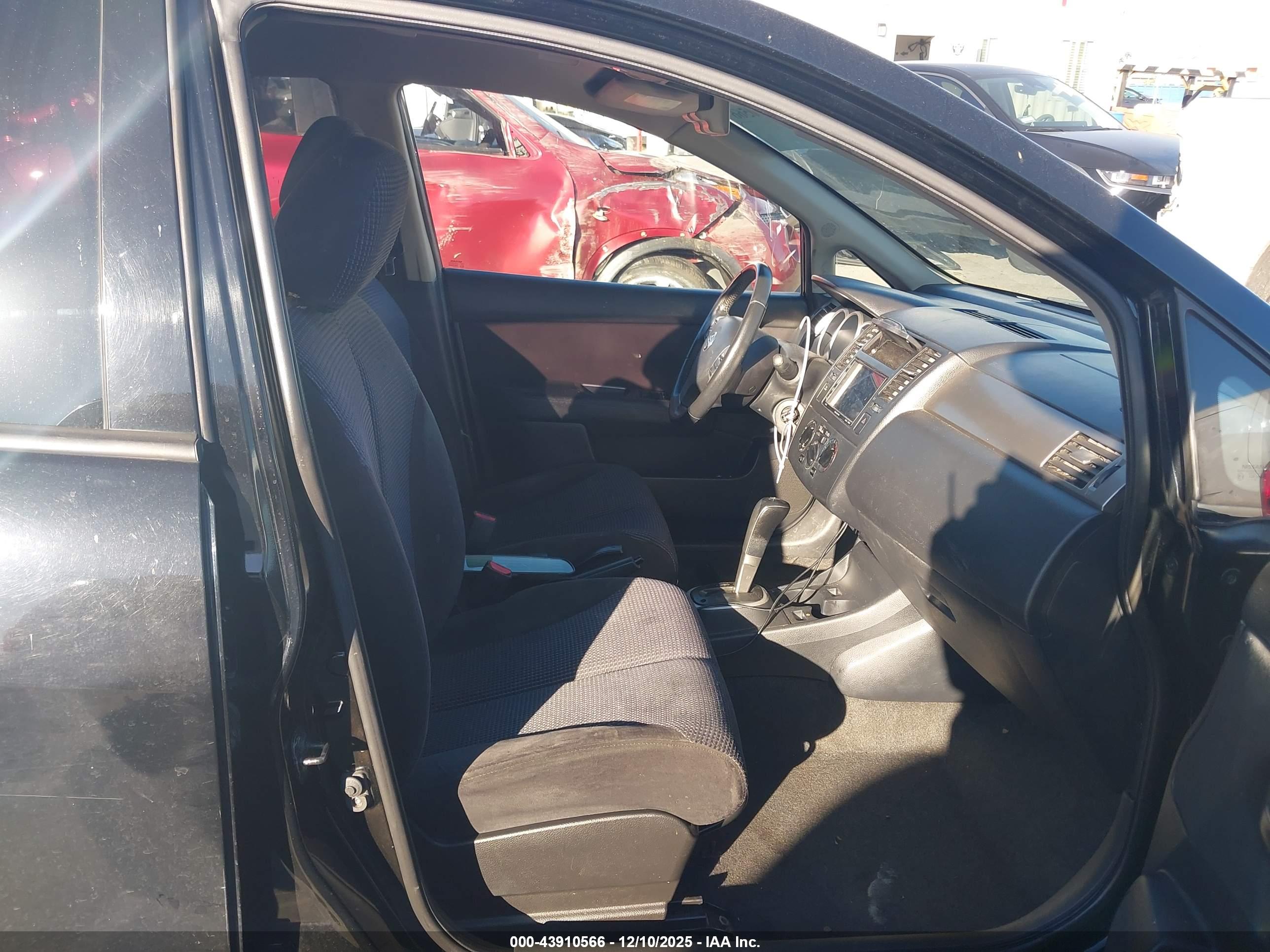 NISSAN VERSA image 5
