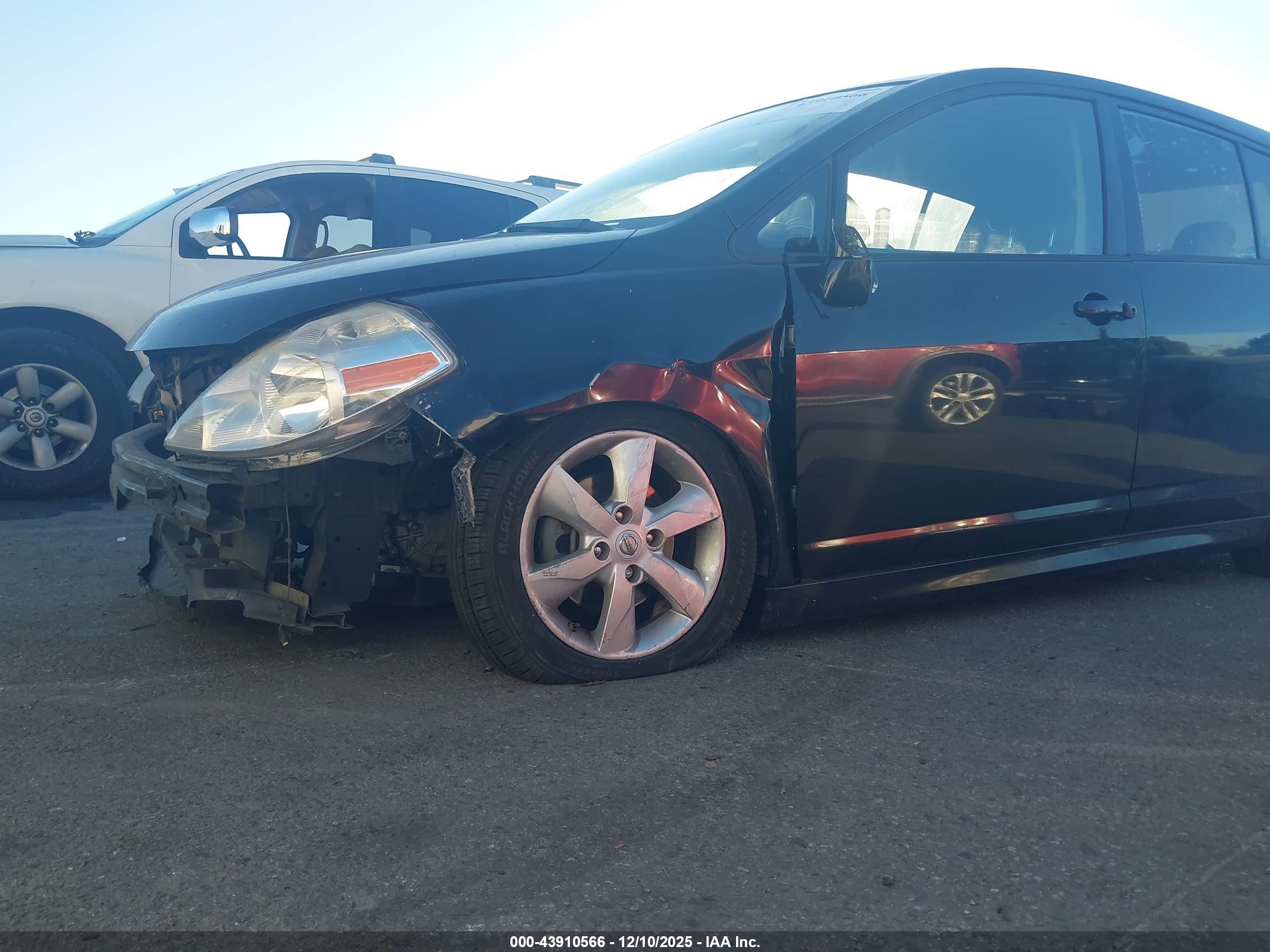 NISSAN VERSA image 6