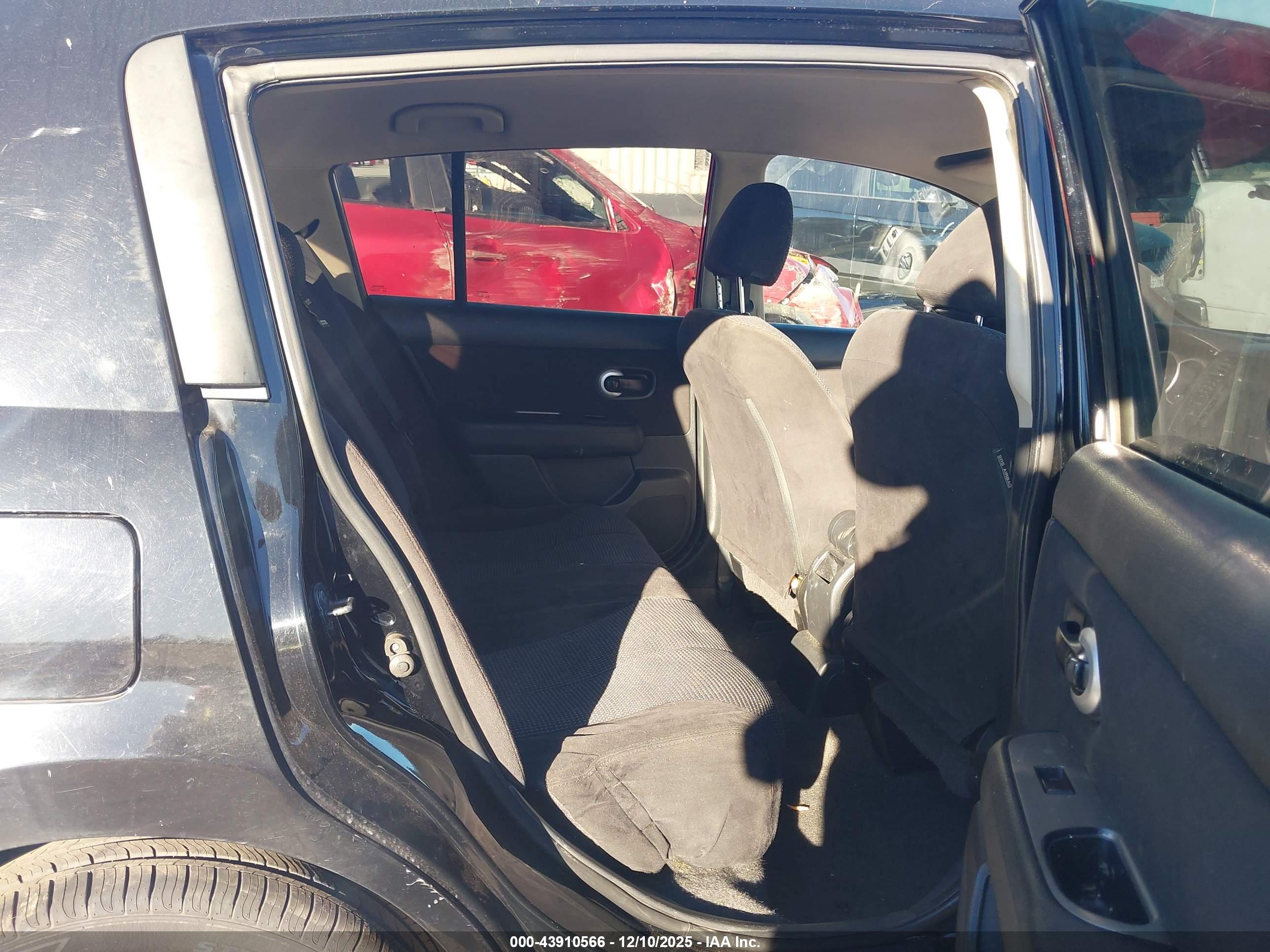 NISSAN VERSA image 8