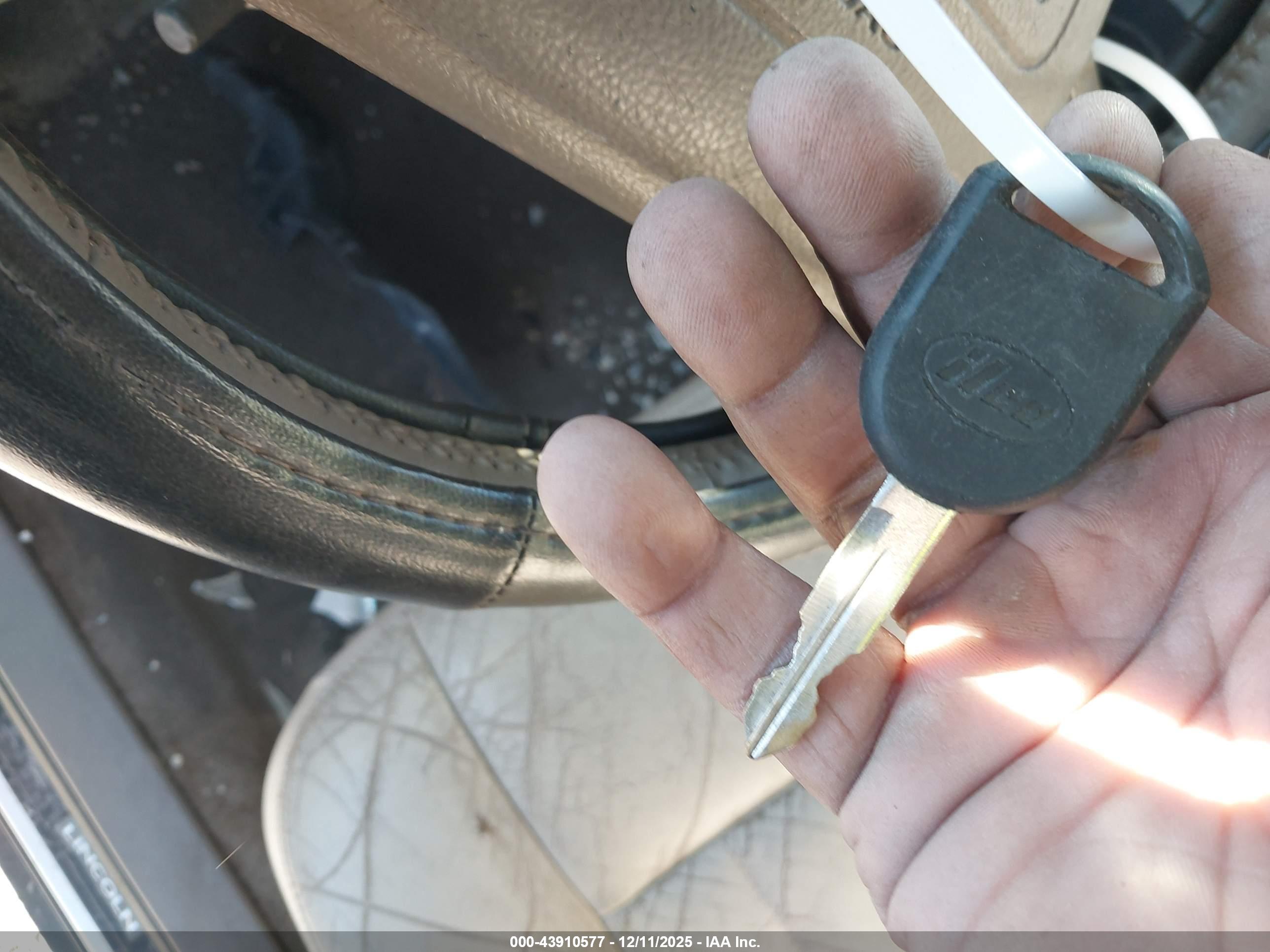 LINCOLN TOWN image 11
