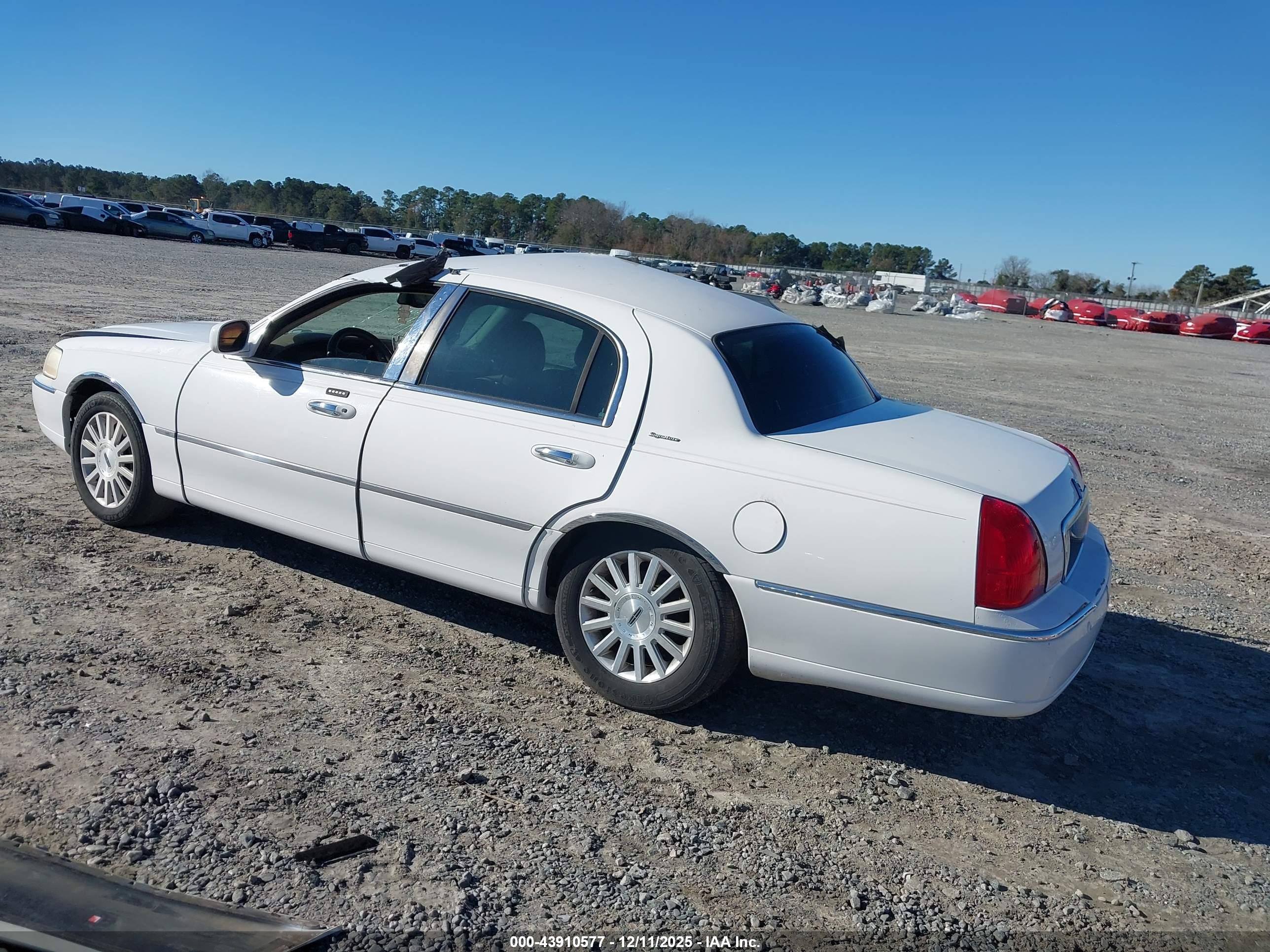LINCOLN TOWN image 3