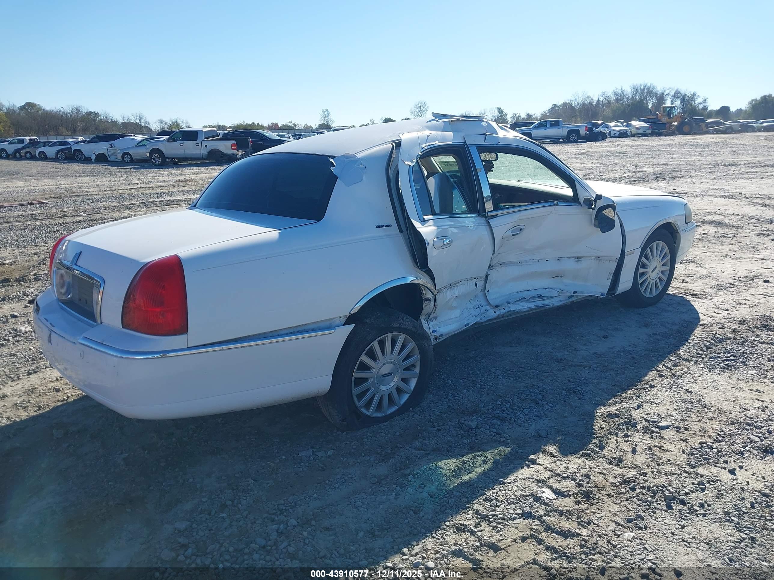 LINCOLN TOWN image 4